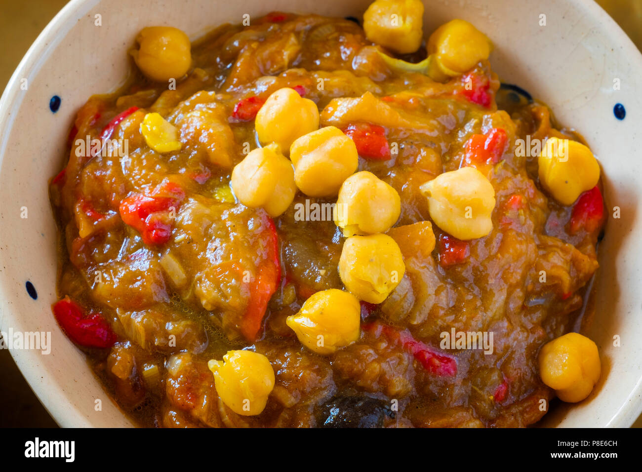 Traditionelle Speisen. Marokkanischen Salat. Aubergine und Kichererbsen. Marokko Stockfoto