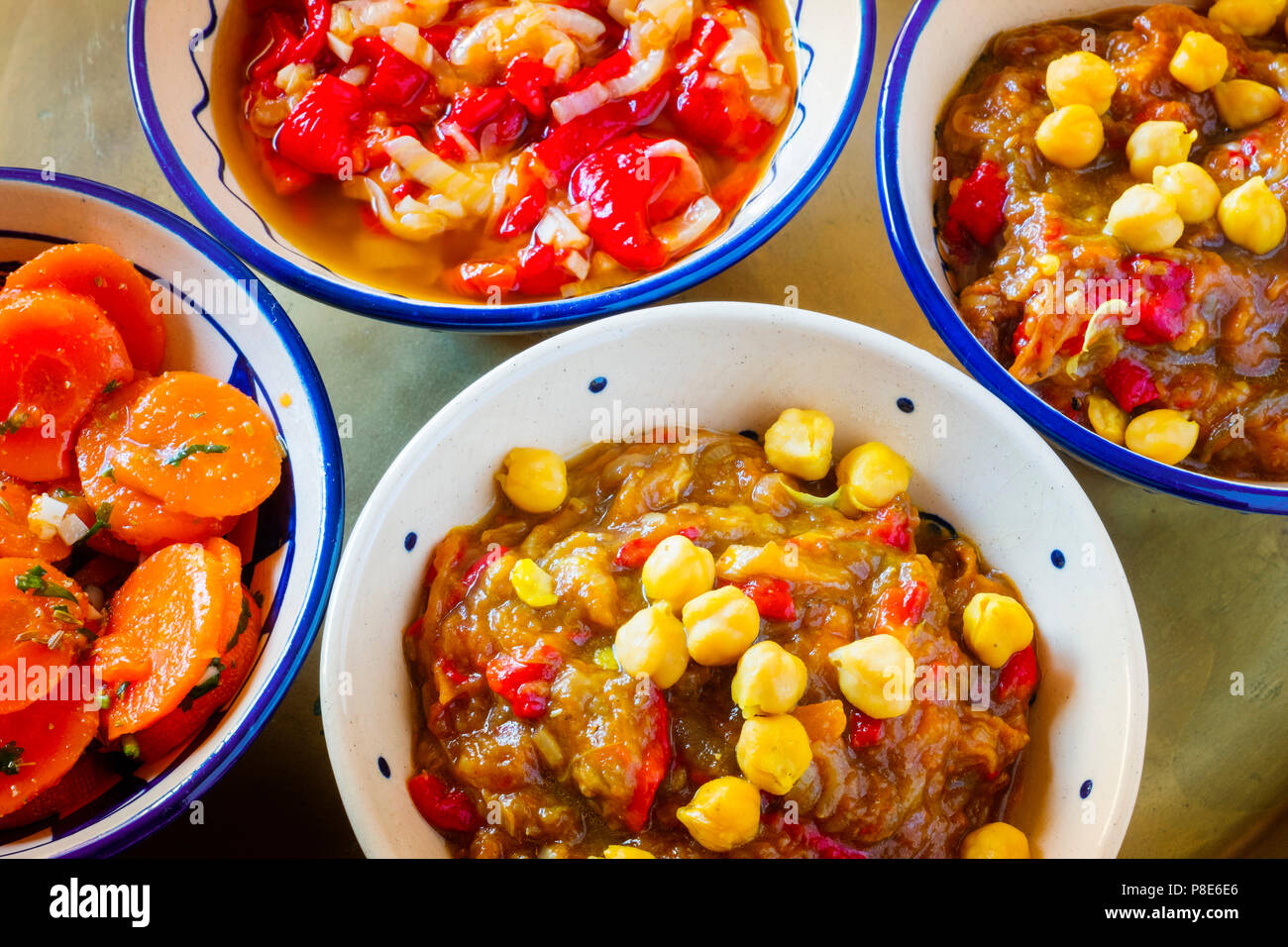 Traditionelle Speisen. Marokkanischen Salat. Karotten, Paprika, Zwiebeln, Auberginen und Kichererbsen. Marokko Stockfoto