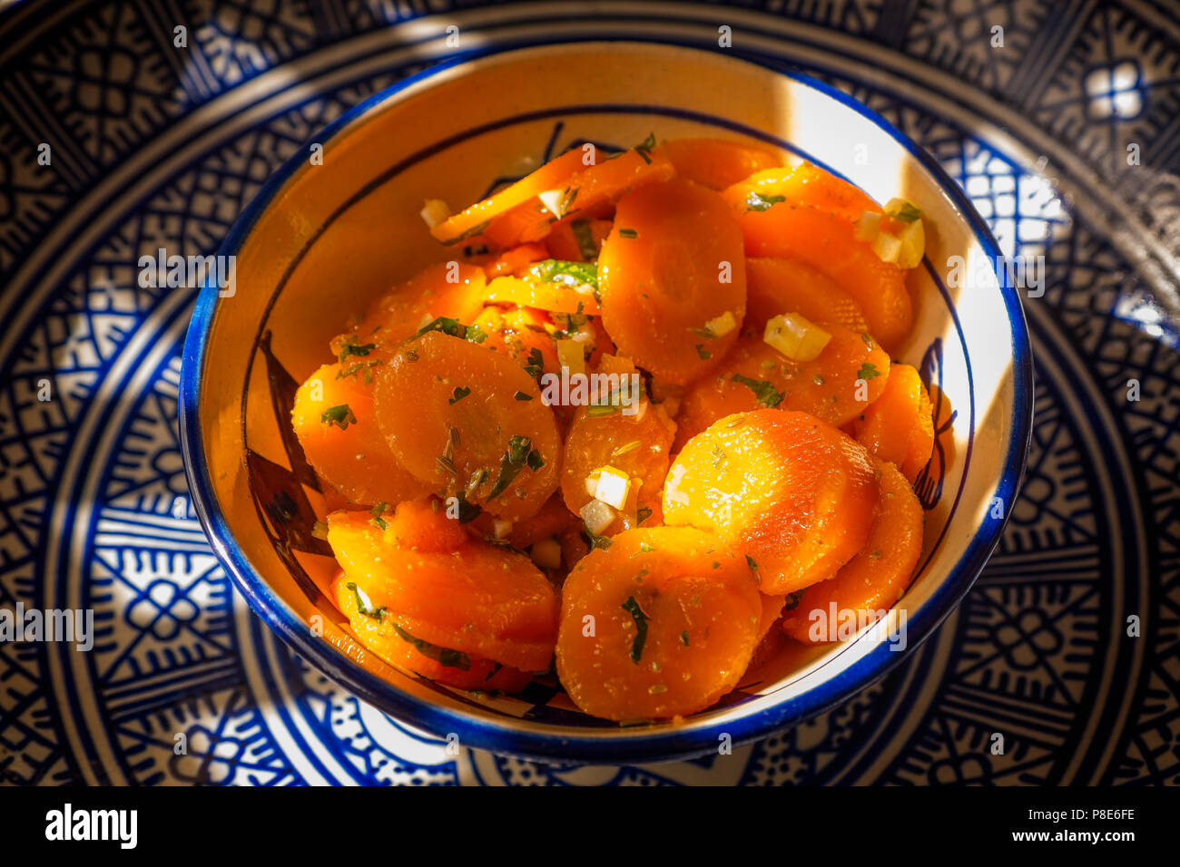 Traditionelle Speisen. Marokkanische Karotten Salat. Marokko Stockfoto
