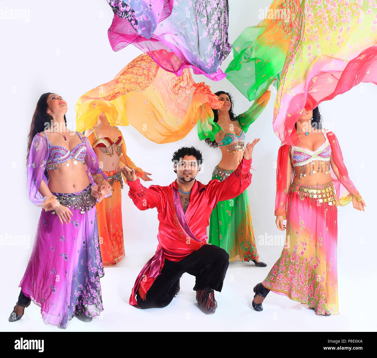Professionelle Tanzgruppe der Zigeuner, die in traditioneller Kleidung führt Volkstanz Stockfoto