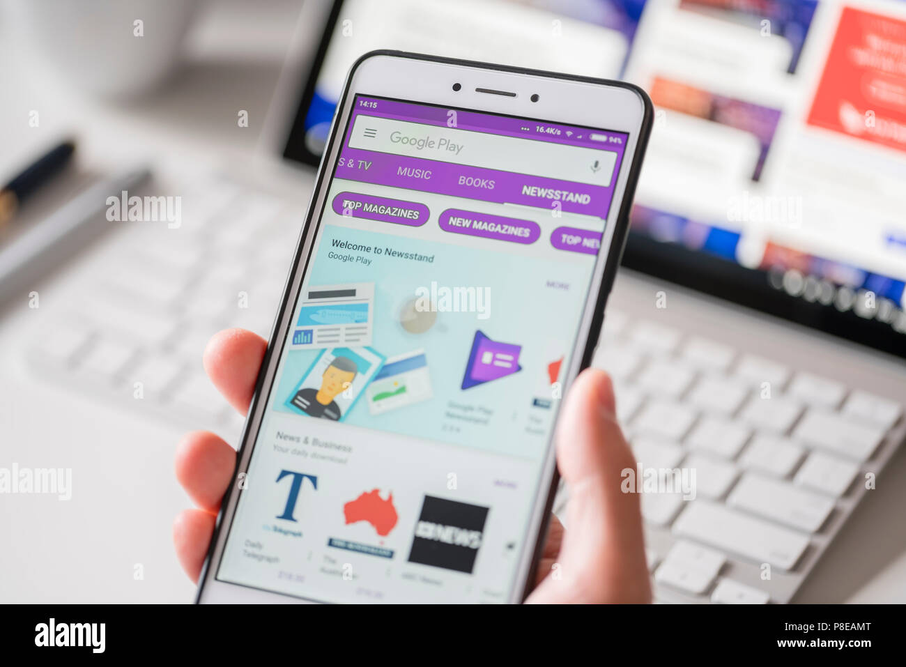 Surfen im Google Play Store auf einem Smartphone Stockfoto
