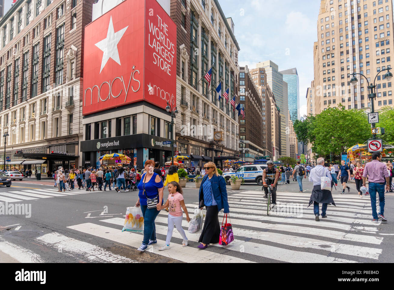 Leute einkaufen bei Macy's Department Store in New York City Stockfoto