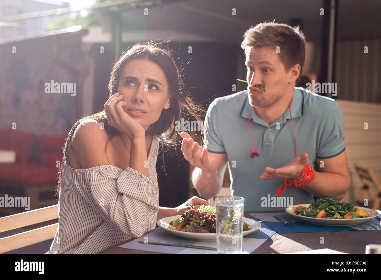 Attraktive, reife Frau vorgibt, keine sehen dumm Verhalten des Menschen Stockfoto