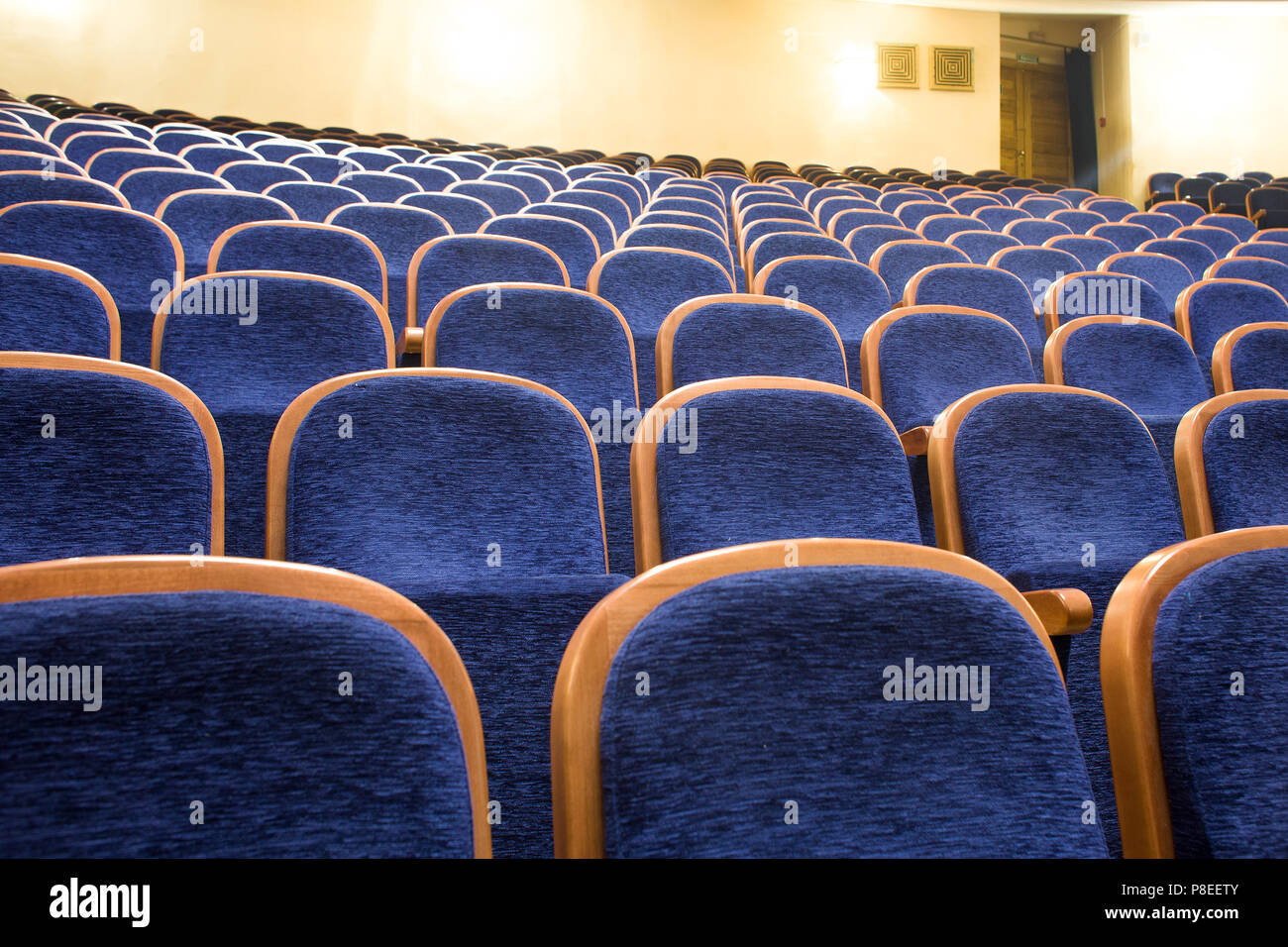 Blaue Sitze in einem Theater Stockfoto