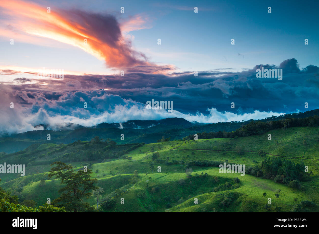 Panamalandschaft mit einem atemberaubenden farbenfrohen Sonnenuntergang im westlichen Hochland in der Nähe der Stadt Volcan, der Provinz Chiriqui, der Republik Panama, Mittelamerika Stockfoto