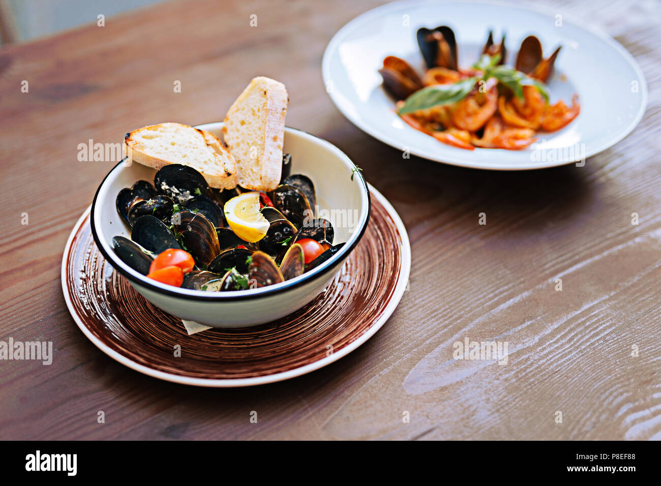 Saftige Meeresfrüchte Teller liegen in Nizza Keramikplatte Stockfoto