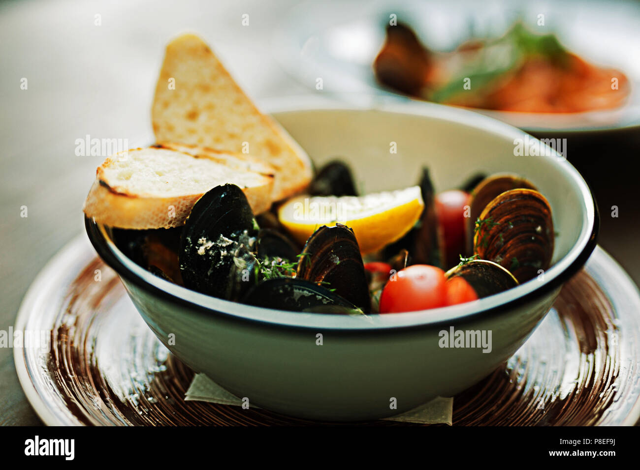 Selektiver Fokus der frische Muscheln in Keramikplatte Stockfoto