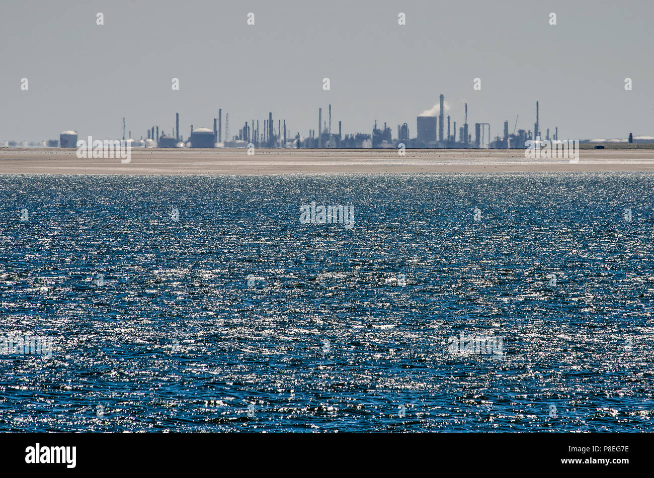 Vlissingen (Spülen), Niederlande, 2. Juli 2018: Blick über die Westerschelde Mündung in Richtung Sand- und Strände sowie der Ölraffinerie ein Stockfoto