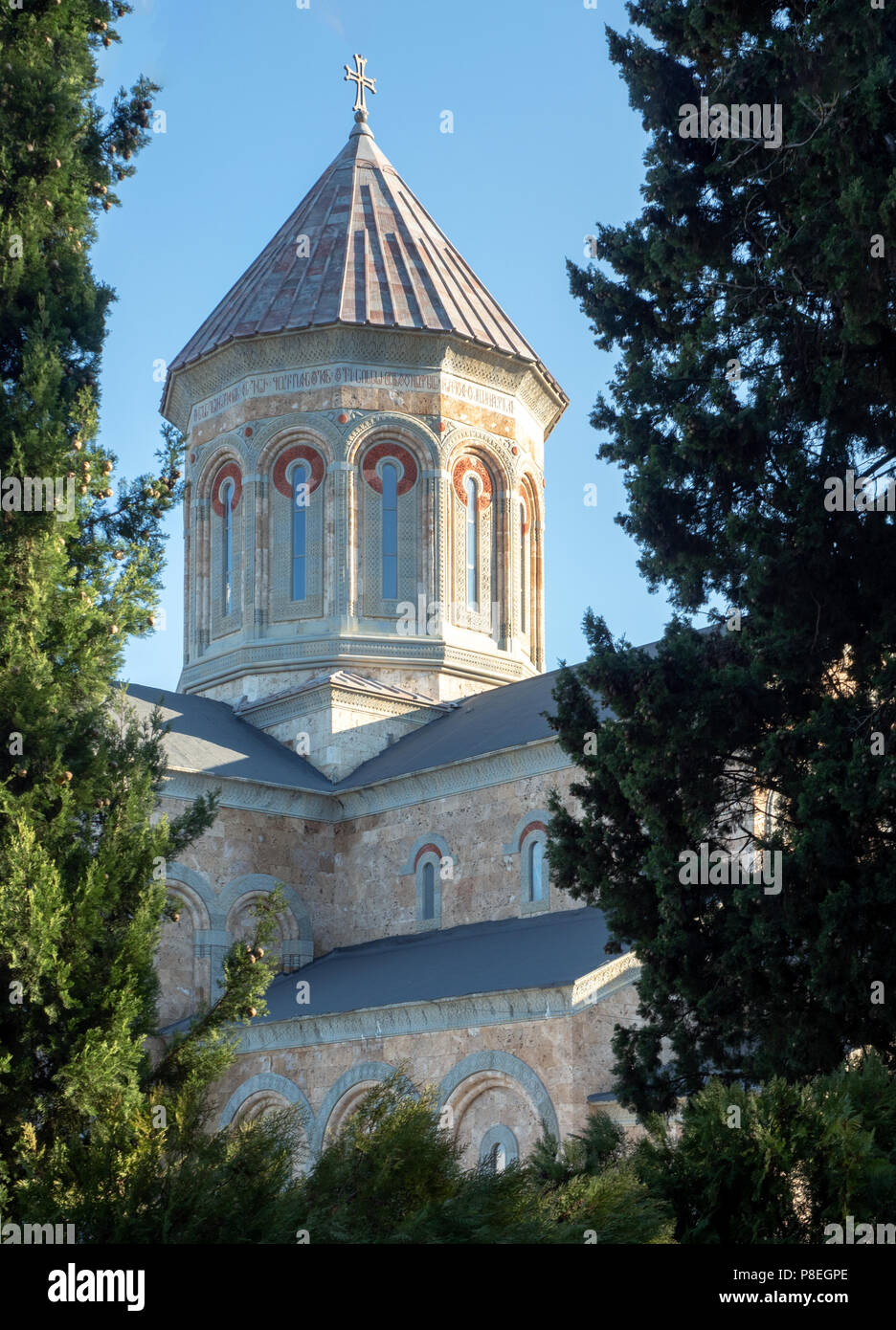 St. Nino klosterturm an Bodbe, eine Georgische Orthodoxe Klosteranlage befindet sich 2 km von der Stadt Sighnaghi, Kachetien, Georgia. Stockfoto