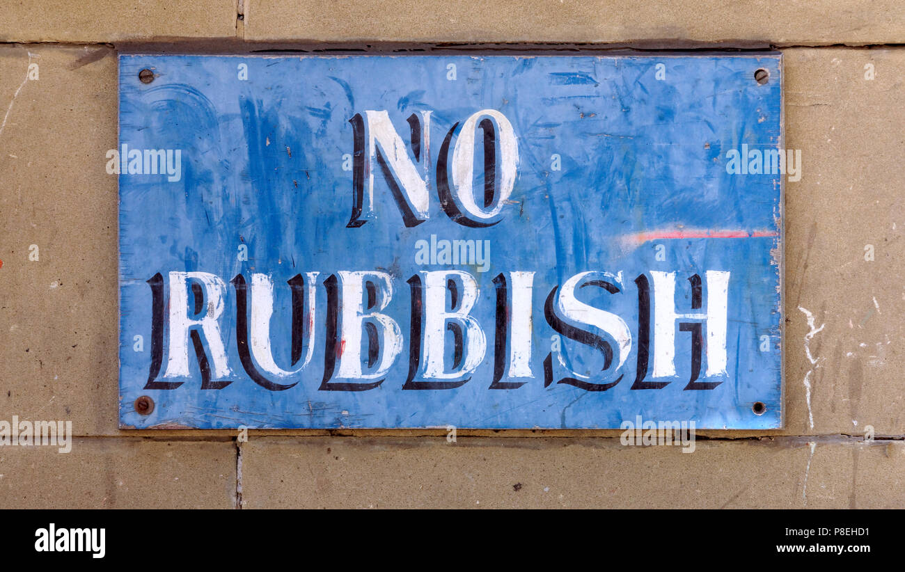 Kein Müll von Hand bemalt grunge Zeichen om stone wall Blau Stockfoto