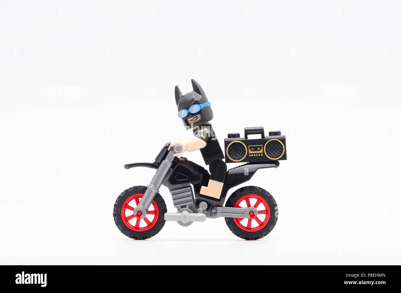 Lego Batman Urlaub reiten Dirt Bike islated auf weißem Hintergrund. Stockfoto