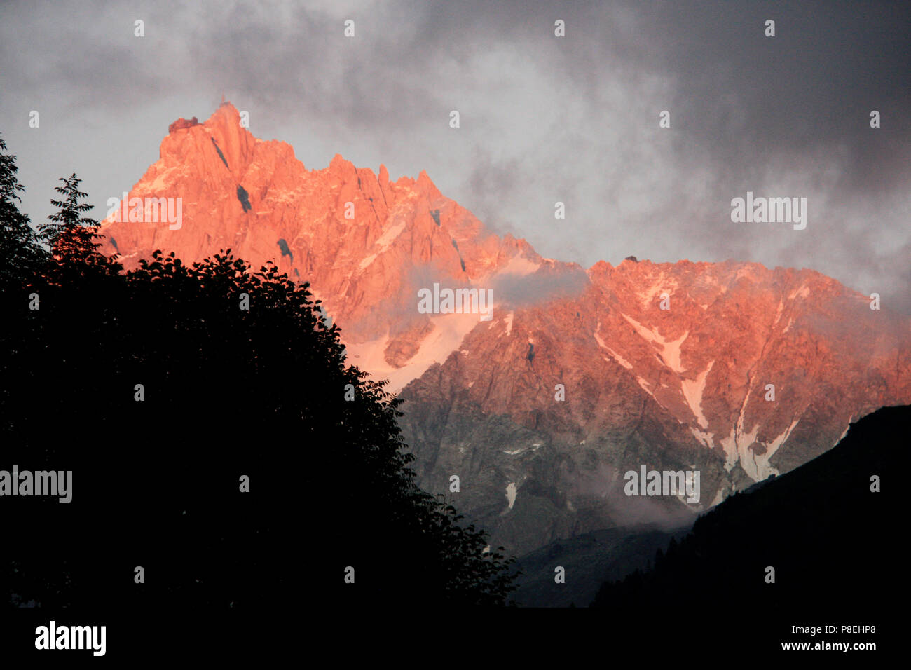 Malerische Alpenglühen auf der Aiguille-du-Midi in das Mont Blanc Massiv in Frankreich Stockfoto