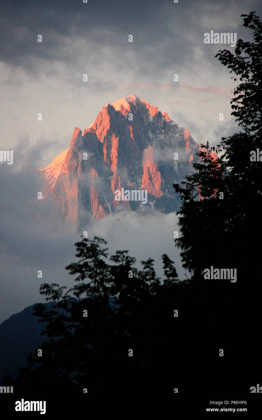 Malerische Alpenglühen auf der Aiguille-du-Midi in das Mont Blanc Massiv in Frankreich Stockfoto