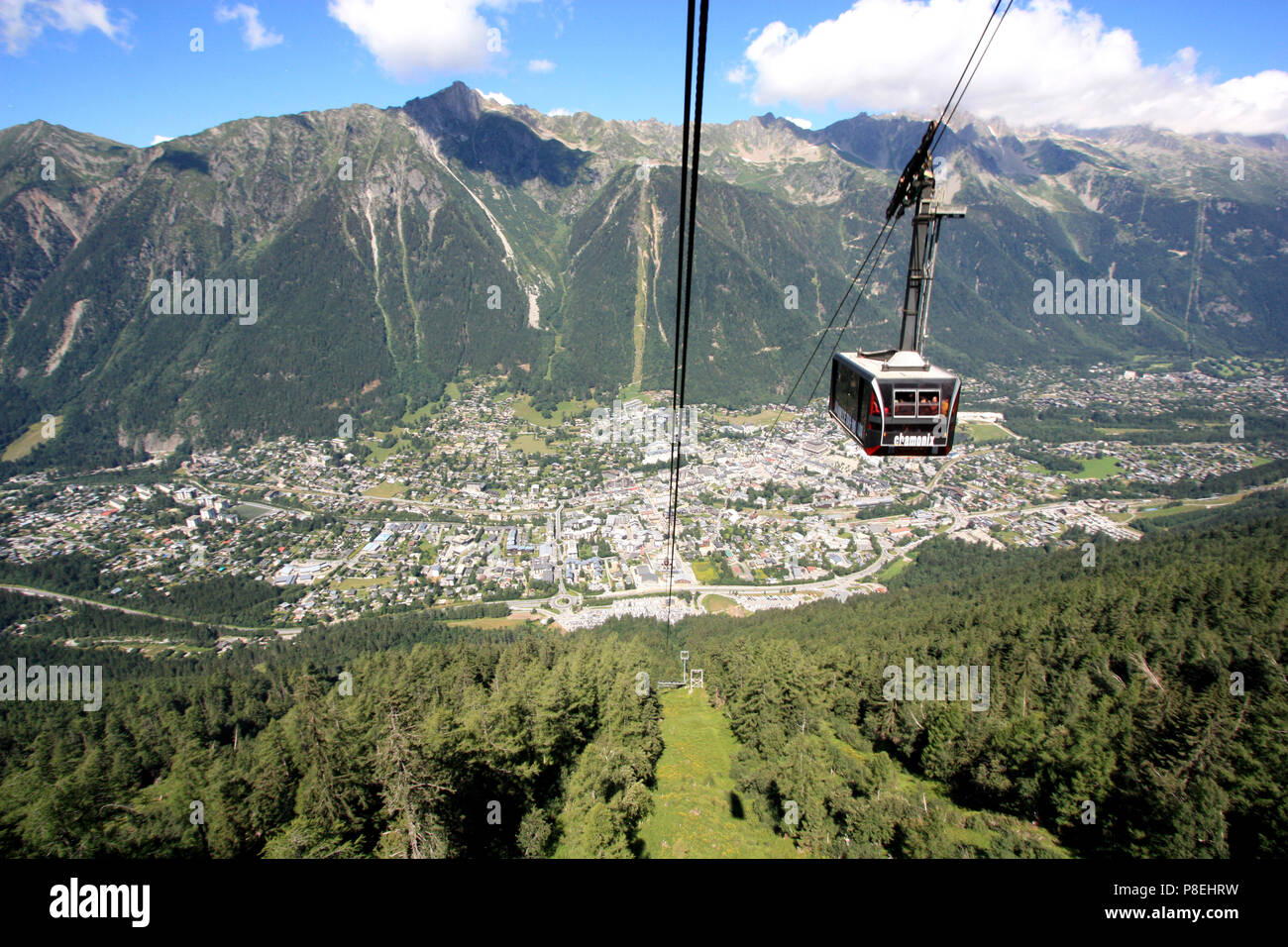 Seilbahn auf den Gipfel des Mont-du-Midi in das Mont Blanc Massiv - Chamonix, Frankreich, im Hintergrund Stockfoto