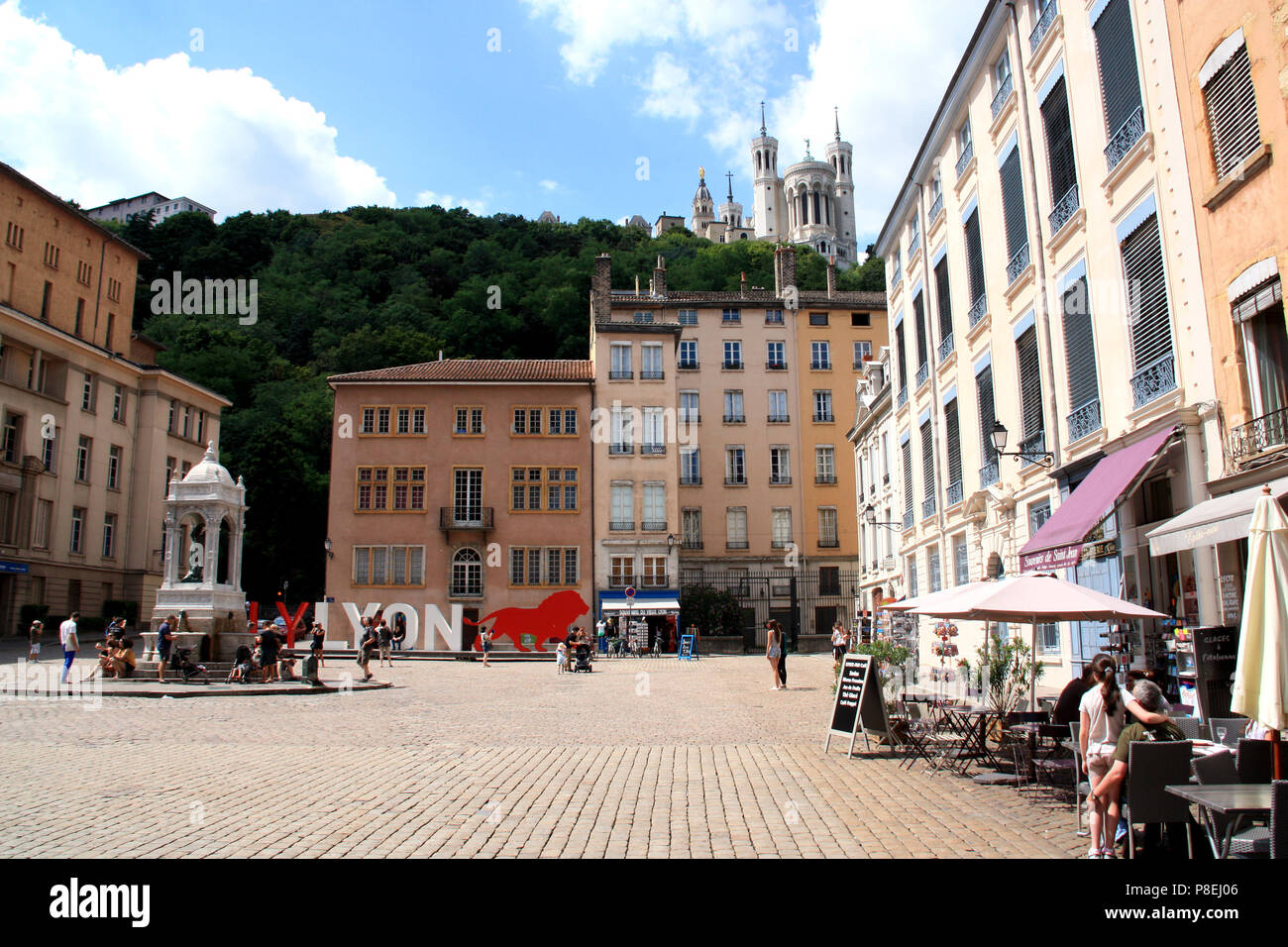 Basilika Notre-Dame de Fourvière mit Blick auf Lyon, von der Place du Ändern (giant Schriftzug 'NUR LYON im Hintergrund), Lyon, Frankreich Stockfoto