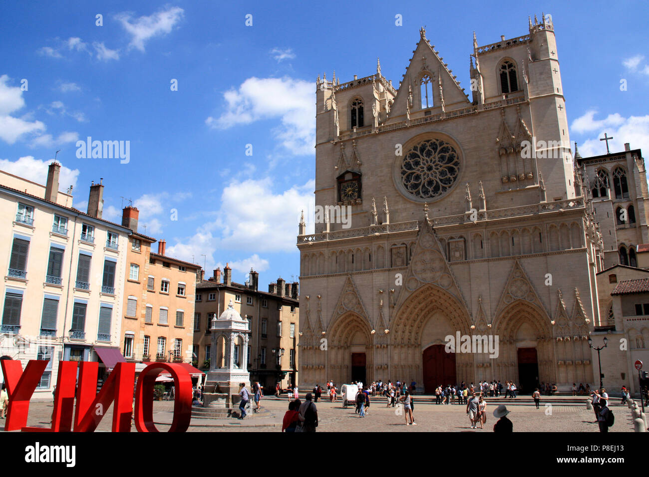 Cathédrale Saint-Jean-Baptiste de Lyon oder Lyon Kathedrale nur (giant Schriftzug 'LYON' im Vordergrund), Lyon, Frankreich Stockfoto