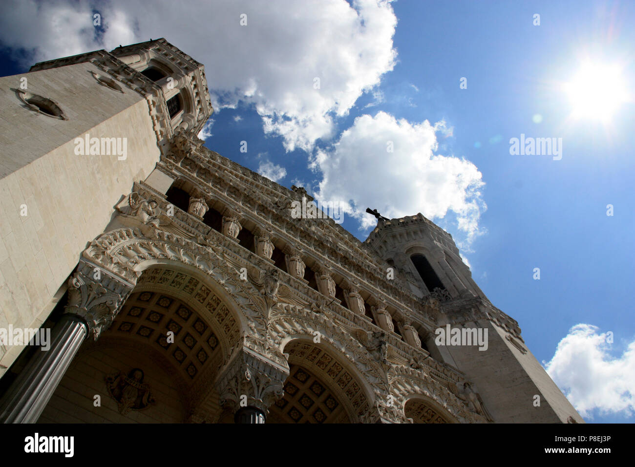 Eingang der Basilika Notre-Dame de Fourvière in Lyon, Frankreich Stockfoto