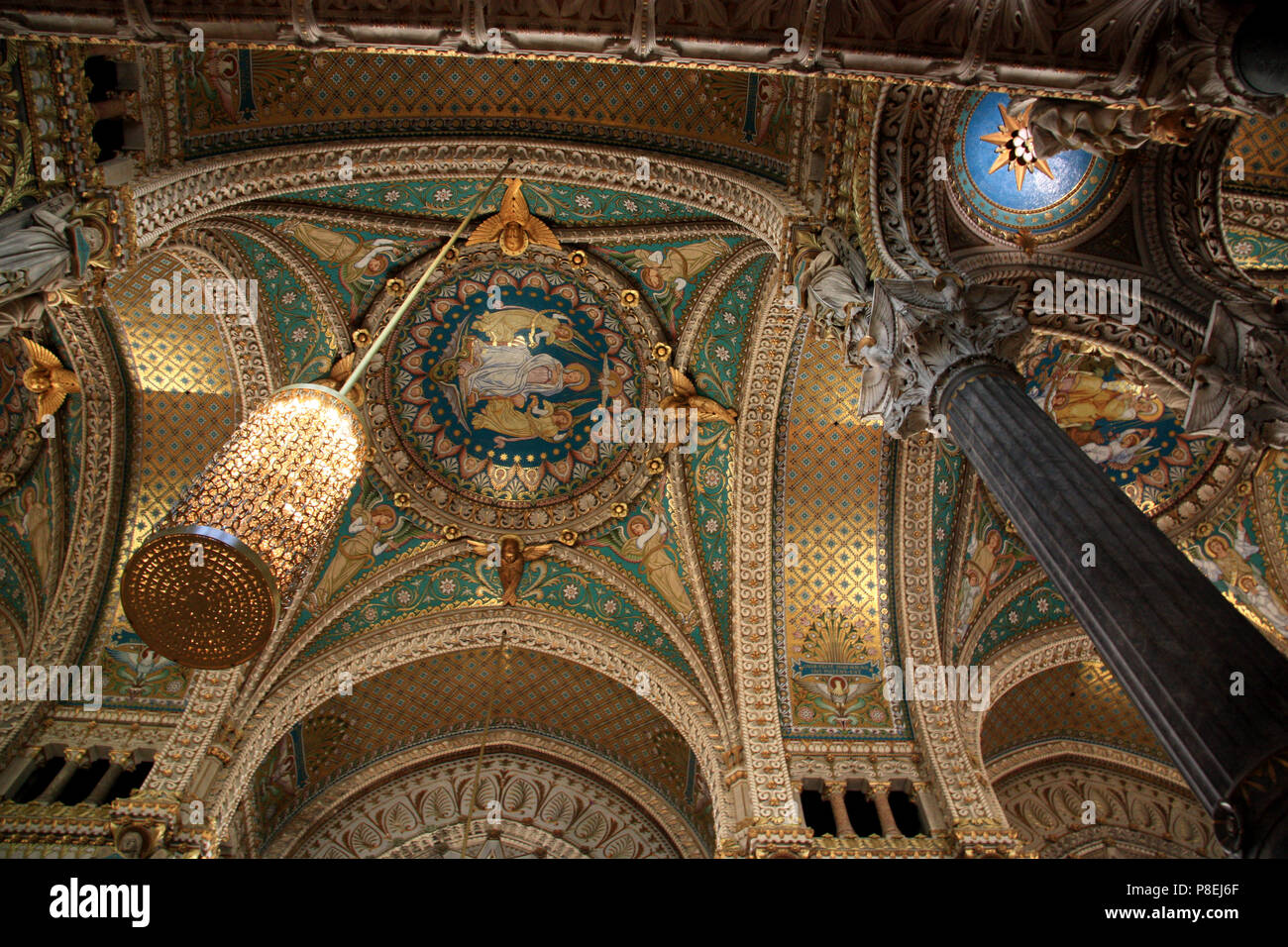 Reich verzierte Decke der Basilika Notre-Dame de Fourvière in Lyon, Frankreich Stockfoto