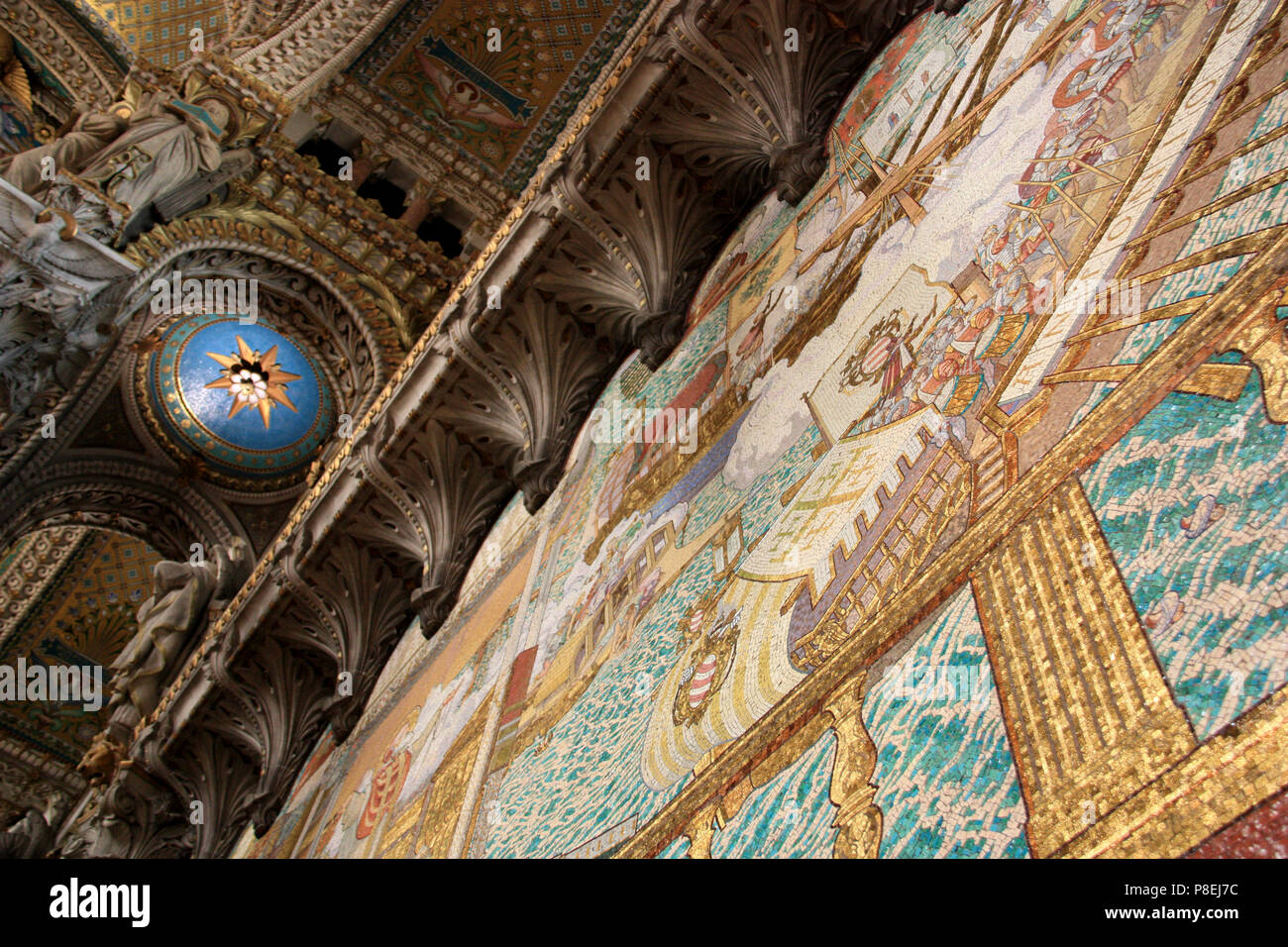 Mosaiken im Inneren der Basilika Notre-Dame de Fourvière in Lyon, Frankreich Stockfoto