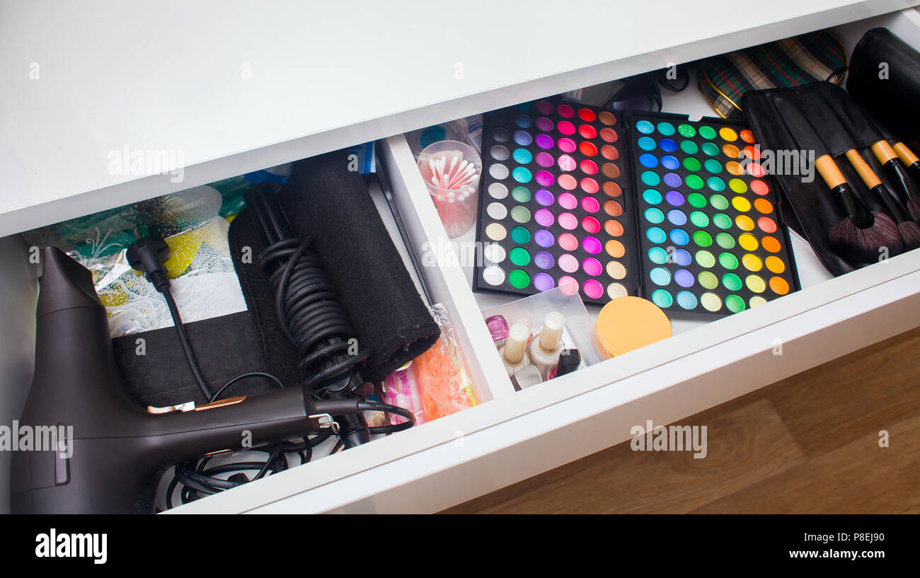 Women's Care Kit im Kabinett Schublade Stockfoto