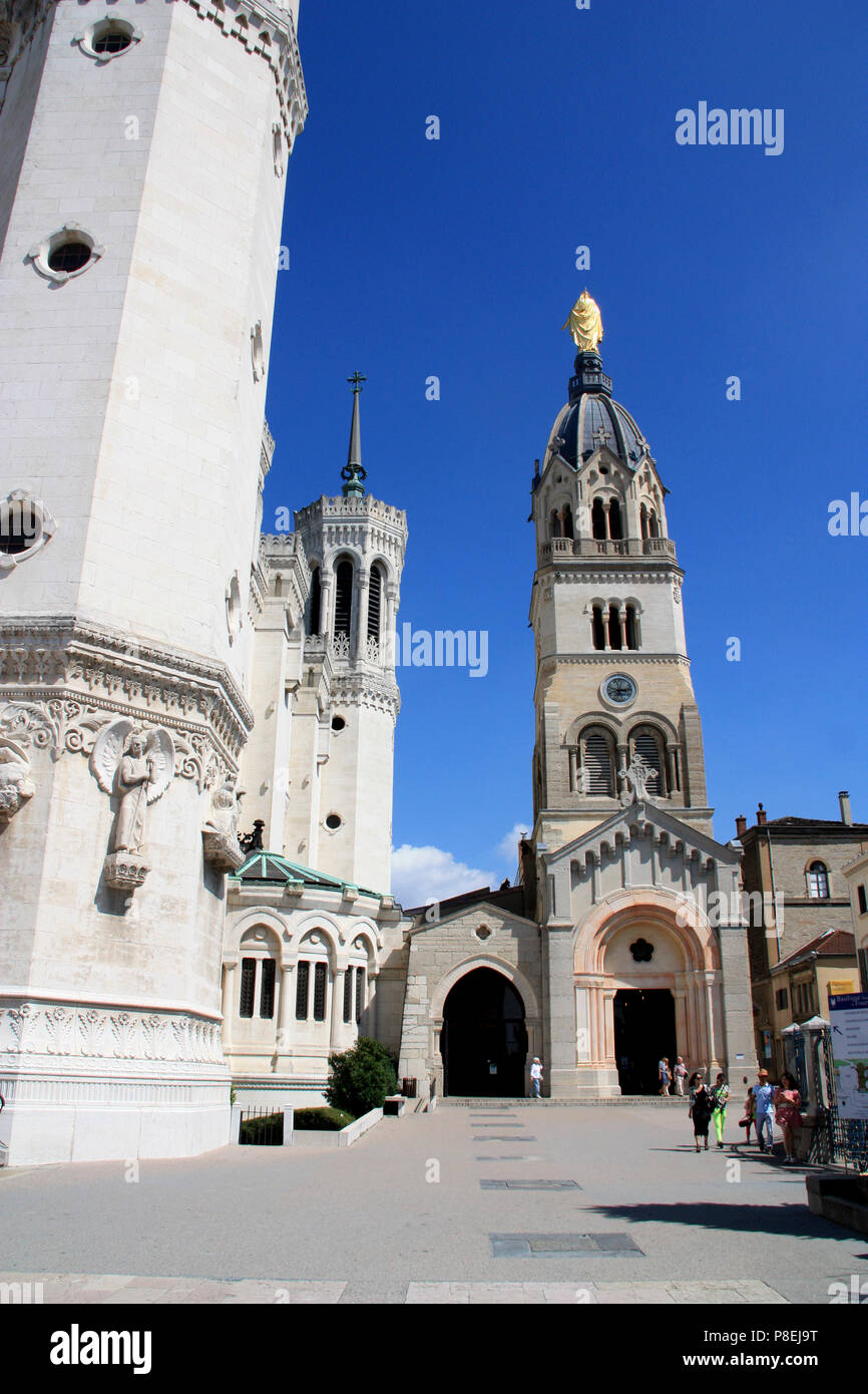 Eingang der Basilika Notre-Dame de Fourvière in der Stadt Lyon, Frankreich Stockfoto