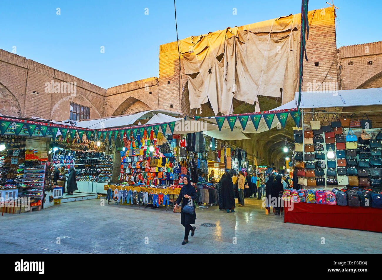 KERMAN, IRAN - Oktober 15, 2017: Das Quadrat der Sardar Bazar mit Ziegel Portale und zahlreichen Ständen, am 15. Oktober in Kerman. Stockfoto