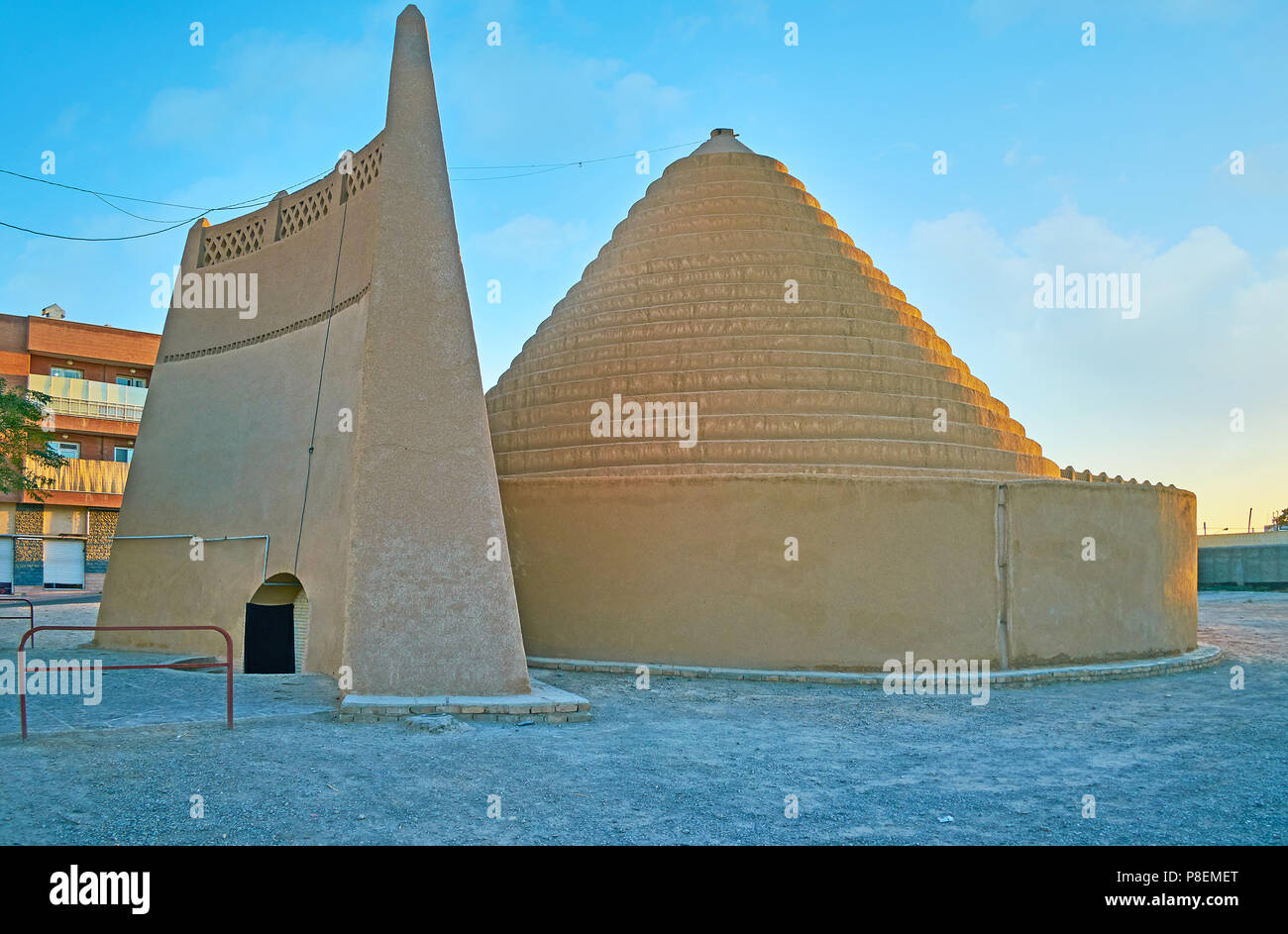 Die mittelalterliche evaporative-Kühler, namens yakhchal, in der Altstadt von Kerman entfernt, adobe Bau hat die Form der Spirale Dome, der Iran. Stockfoto