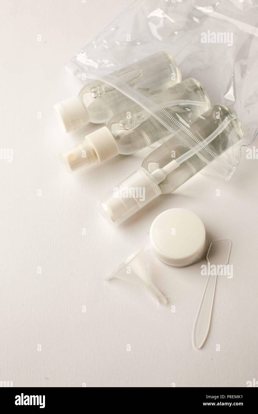 Kosmetisches Erzeugnis auf Weiß, Konzept von Reinheit, Minimalismus, gedämpften Farben Stockfoto