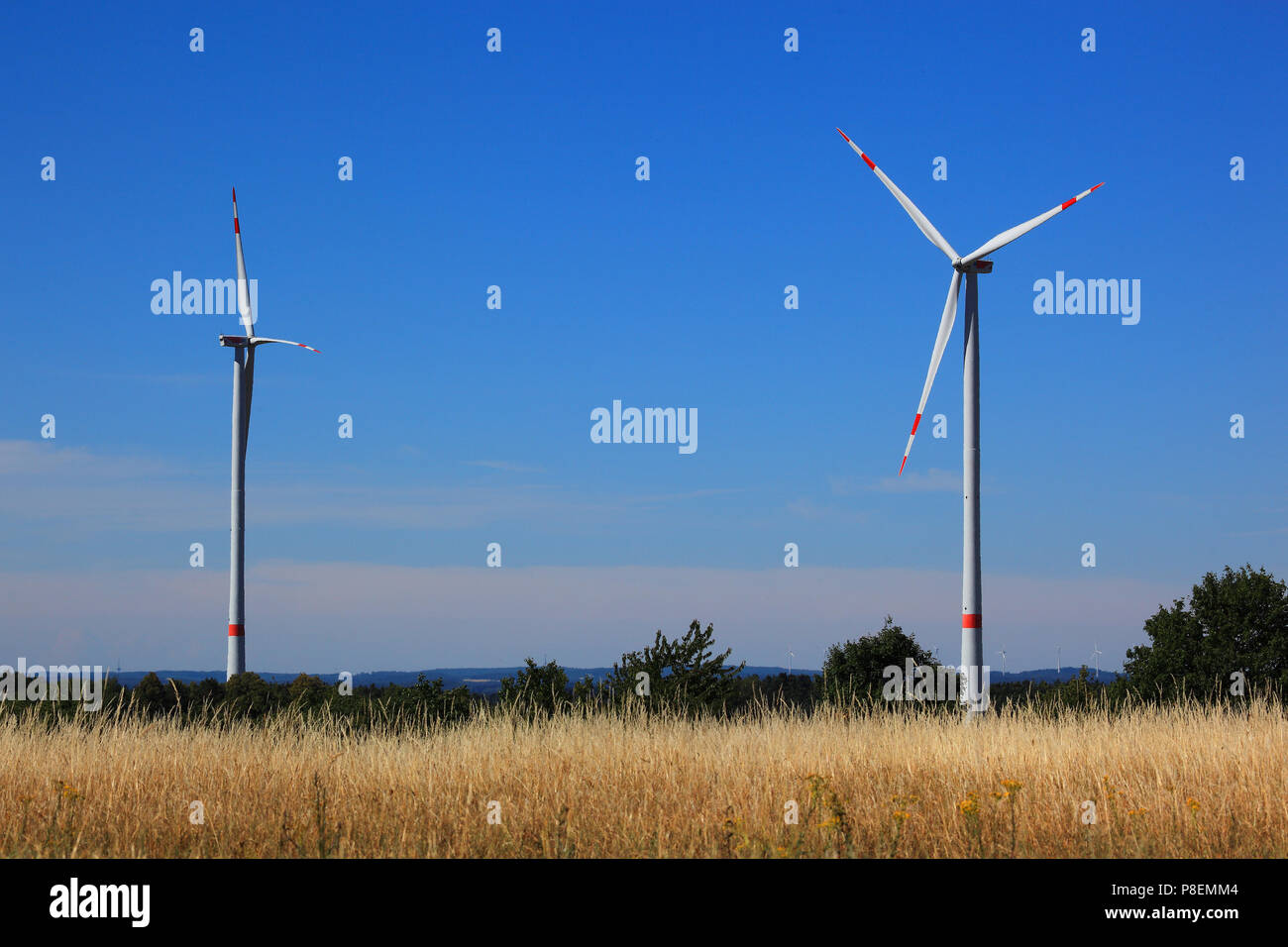 Windgeneratoren, Windräder in der Landschaft, Windgeneratoren in der Landschaft, Bayern, Deutschland Stockfoto