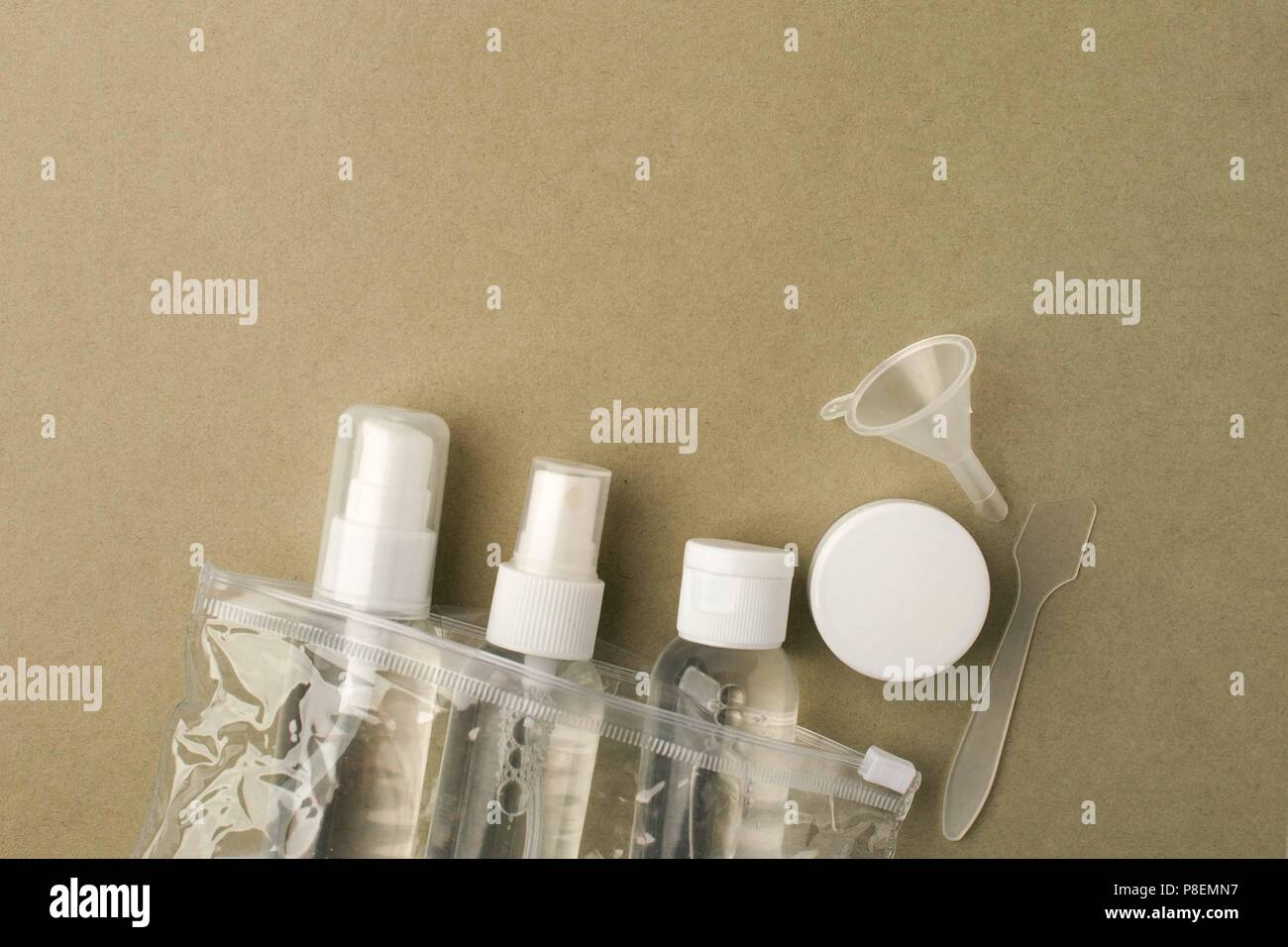 Kosmetisches Erzeugnis auf Grün pastell Hintergrund, Konzept von Reinheit, Minimalismus, gedämpften Farben Stockfoto