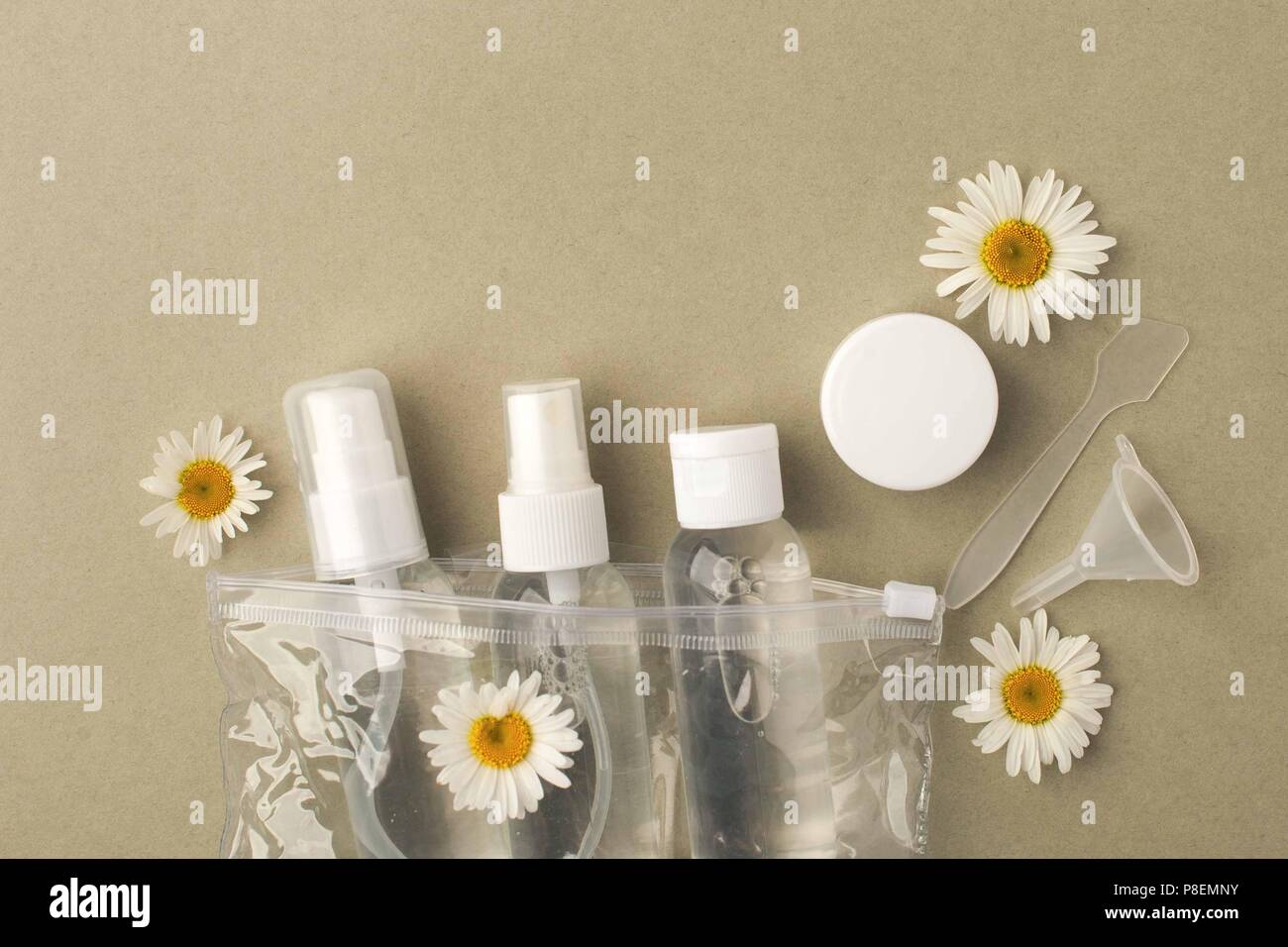 Kosmetische Flasche Container mit hermal Kamillenblüten leeres Etikett für mock Branding, natürlichen, organischen Schönheit Produktkonzept. Stockfoto