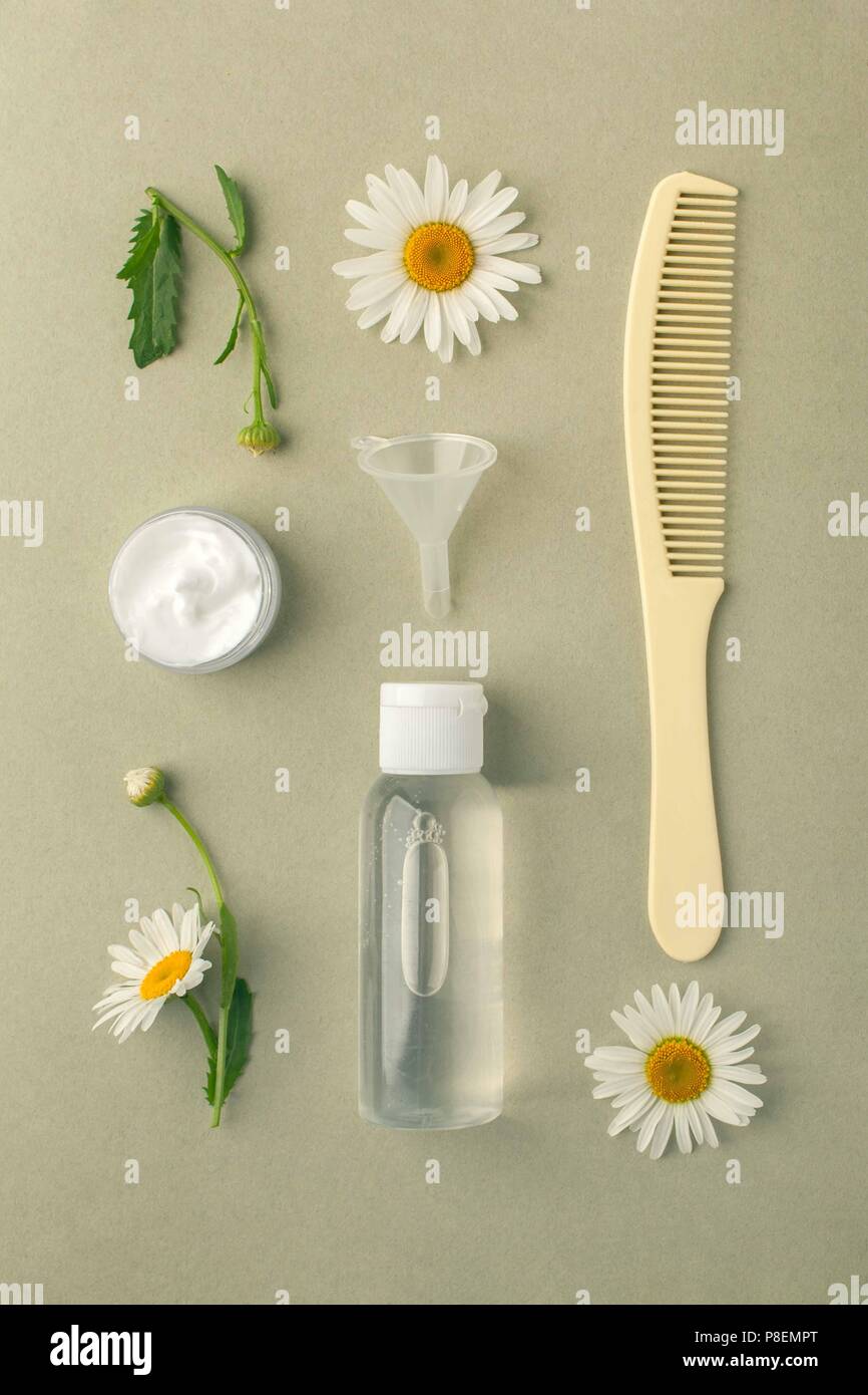 Kosmetische Flasche Container mit hermal Kamillenblüten leeres Etikett für mock Branding, natürlichen, organischen Schönheit Produktkonzept. Stockfoto