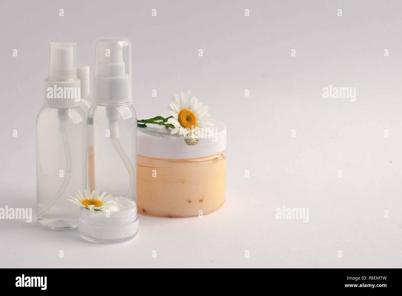 Kosmetische Flasche Container mit camomole Blumen, leeres Etikett Paket für mock Branding, natürlichen, organischen Schönheit Produktkonzept Stockfoto