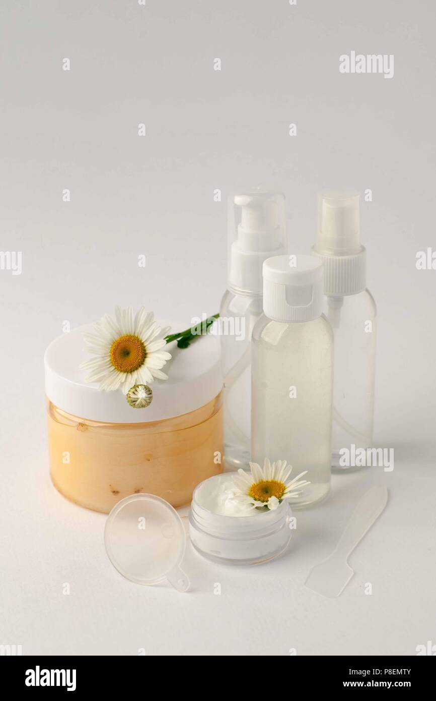 Kosmetische Flasche Container mit camomole Blumen, leeres Etikett Paket für mock Branding, natürlichen, organischen Schönheit Produktkonzept Stockfoto