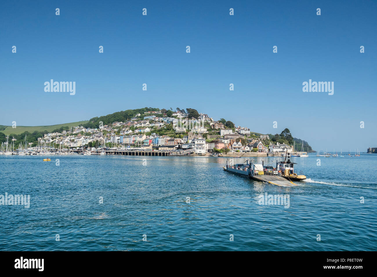 23. Mai 2018: Dartmouth, Devon, Großbritannien - Die untere Ferry, der Überquerung des Flusses Dart Kingswear. Schlepper, lenkt es können neben gesehen werden. Stockfoto