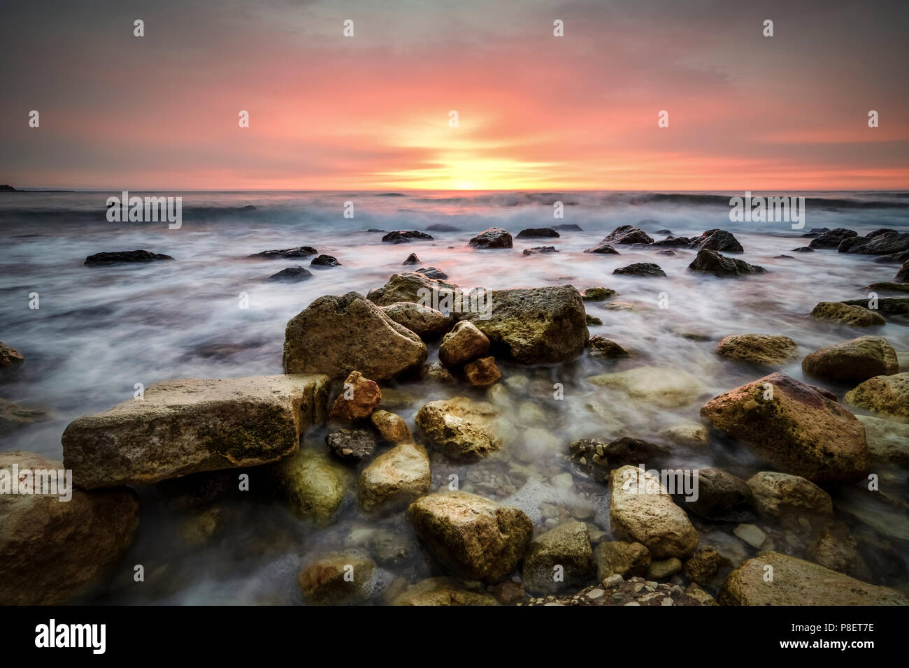 Marine bei Sonnenaufgang mit Felsen und Wellen gegen eine pulsierende Himmel. St. Konstantin und Elena Beach Stockfoto