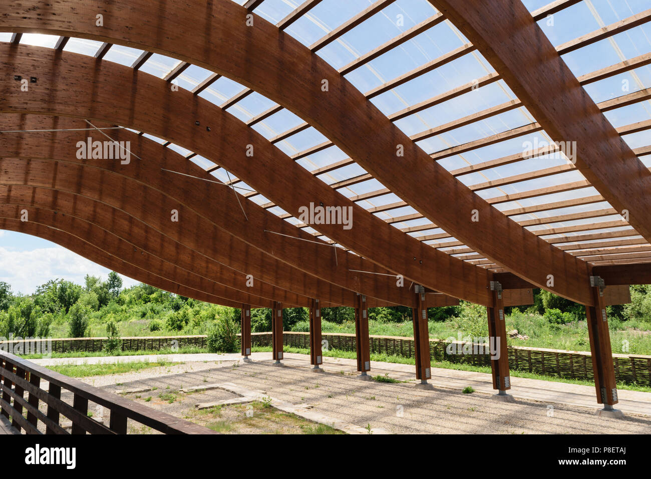Massive Holzbalken Dachstuhl mit S-förmig gebogen und mit transparenten Polycarbonat Blatt abgedeckt Stockfoto