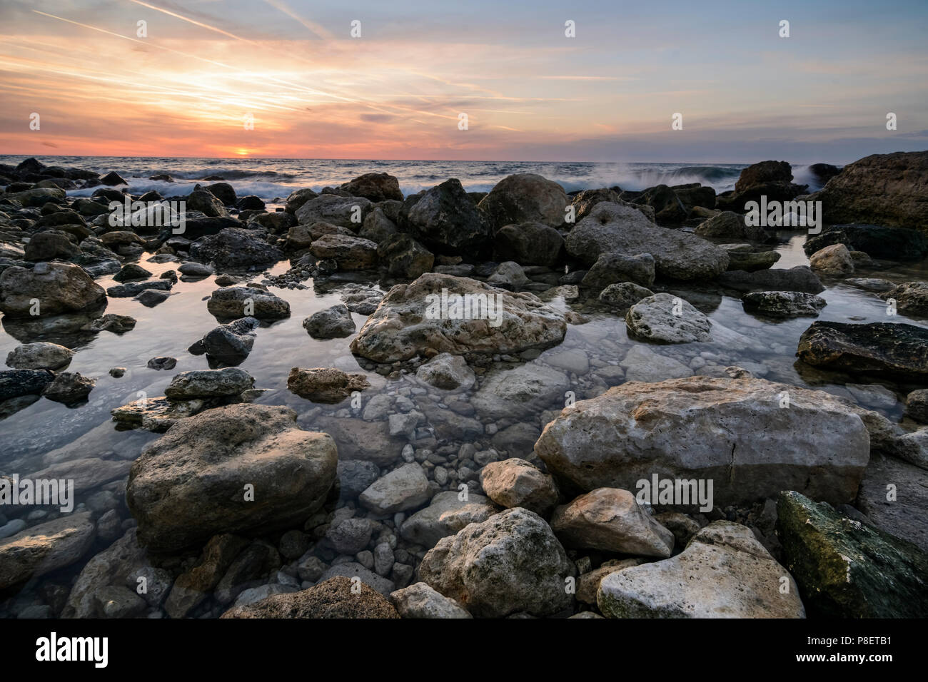 Marine bei Sonnenaufgang mit Felsen und Wellen gegen eine pulsierende Himmel. St. Konstantin und Elena Beach Stockfoto