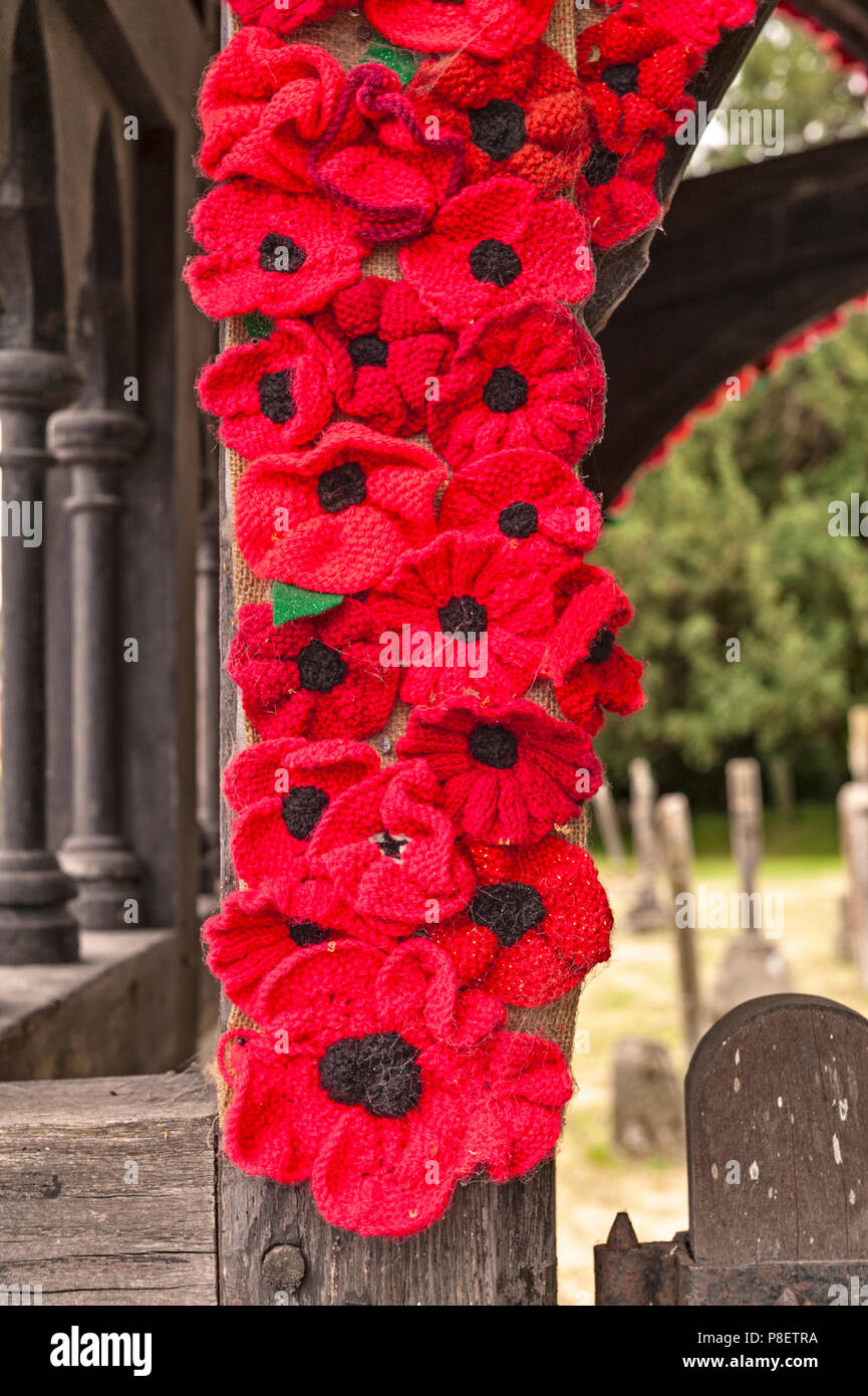 Kirche St. Maria Magdalena, Eardisley, Herefordshire, UK. Handgestrickte rote Mohnblumen schmücken die lychgate den 100. Jahrestag des Ersten Weltkriegs zu markieren Stockfoto
