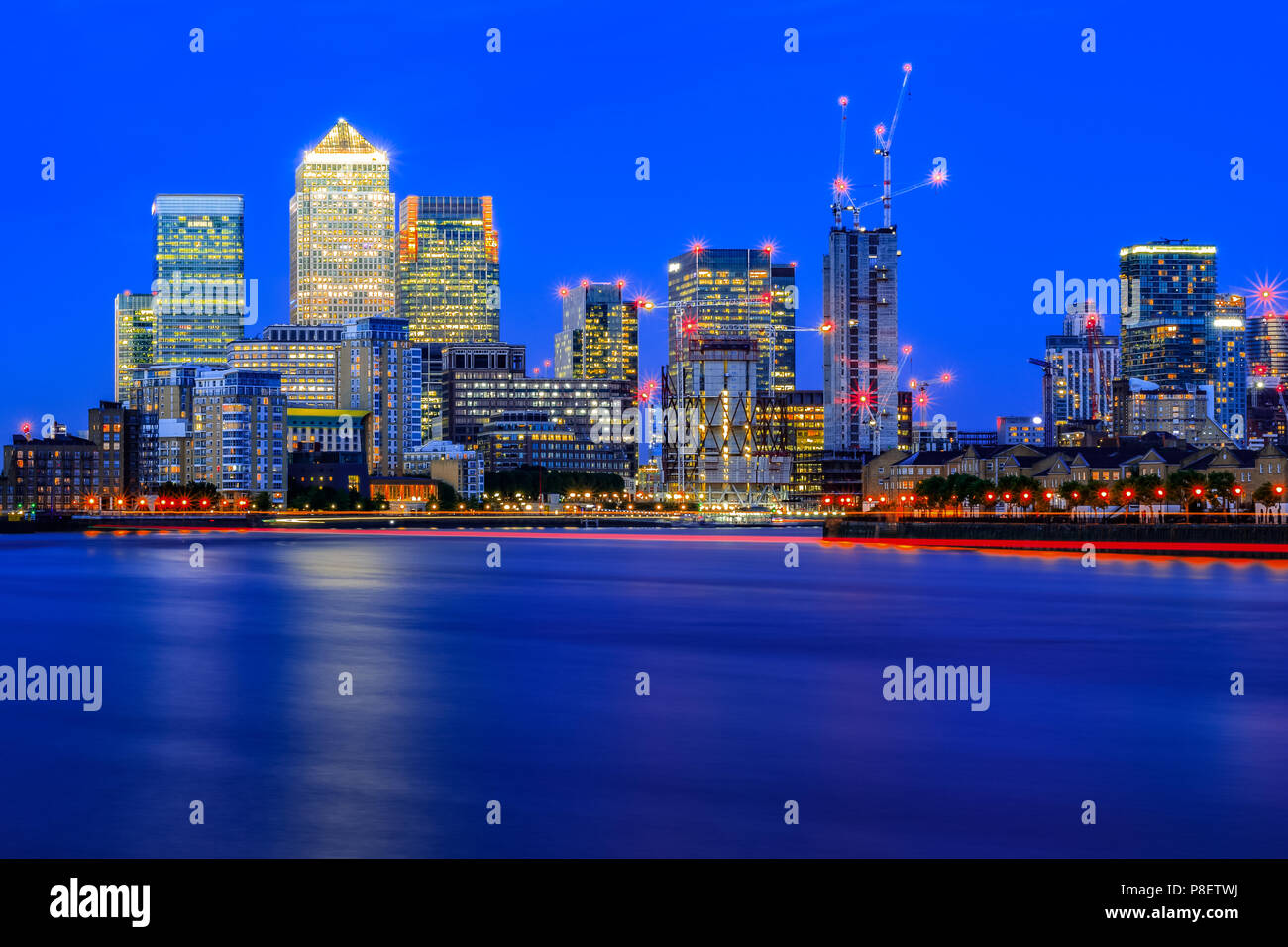 Lange Exposition, beleuchtete Stadtbild in Canary Wharf, einem wichtigen Geschäftsviertel im Osten von London Stockfoto