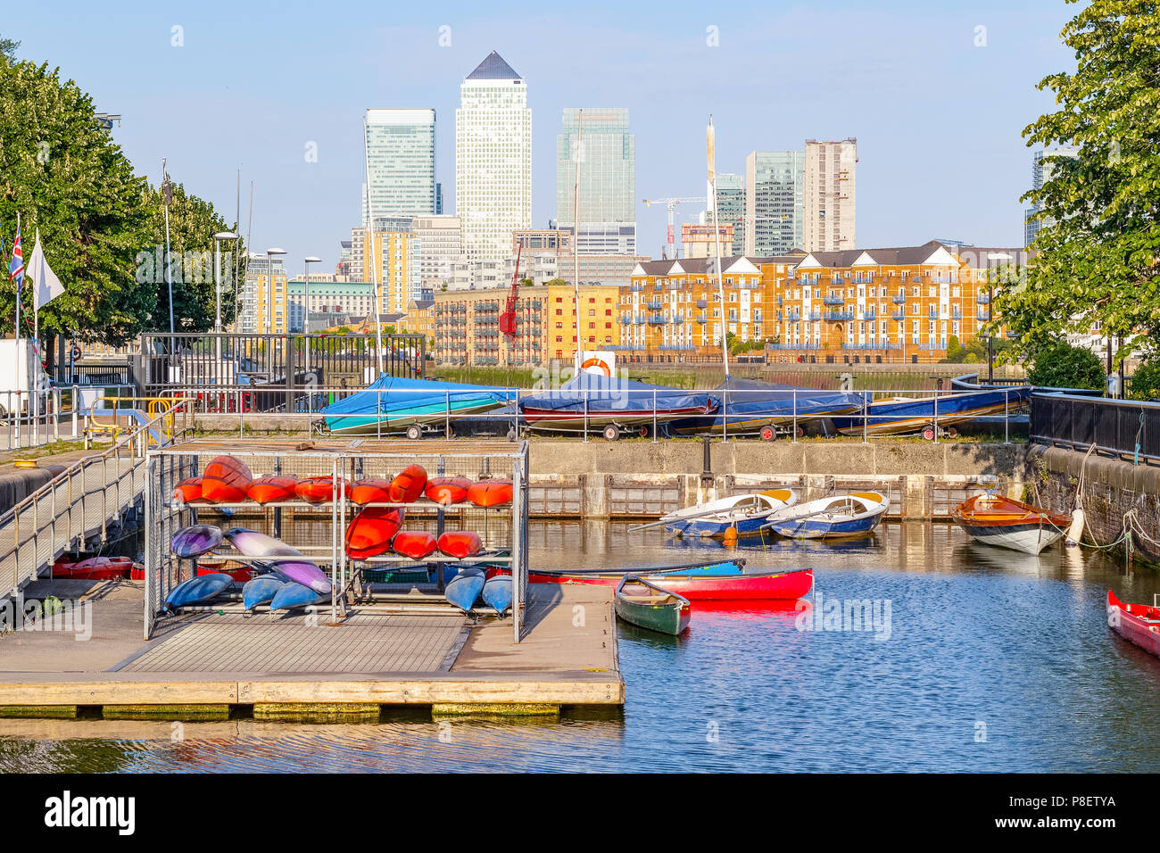 Wolkenkratzer in Canary Wharf aus Shadwell Becken in London gesehen Stockfoto