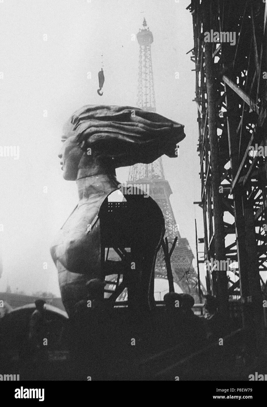 Die Montage der Skulptur Arbeiter und Kolchose Frau am Pavillon der Sowjetunion an der Weltausstellung 1937 in Paris. Museum: private Sammlung. Stockfoto
