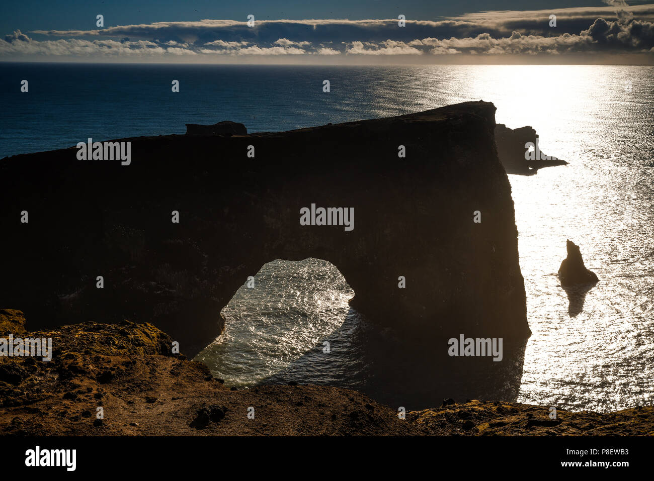 Island vor der Halbinsel Dyrhólaey gibt es einige seltsame Lavaformationen: Eine gigantische schwarze Bogen von Lava am Meer zeigt eine felsige Anordnung, ähnlich einem Elefanten. Stockfoto