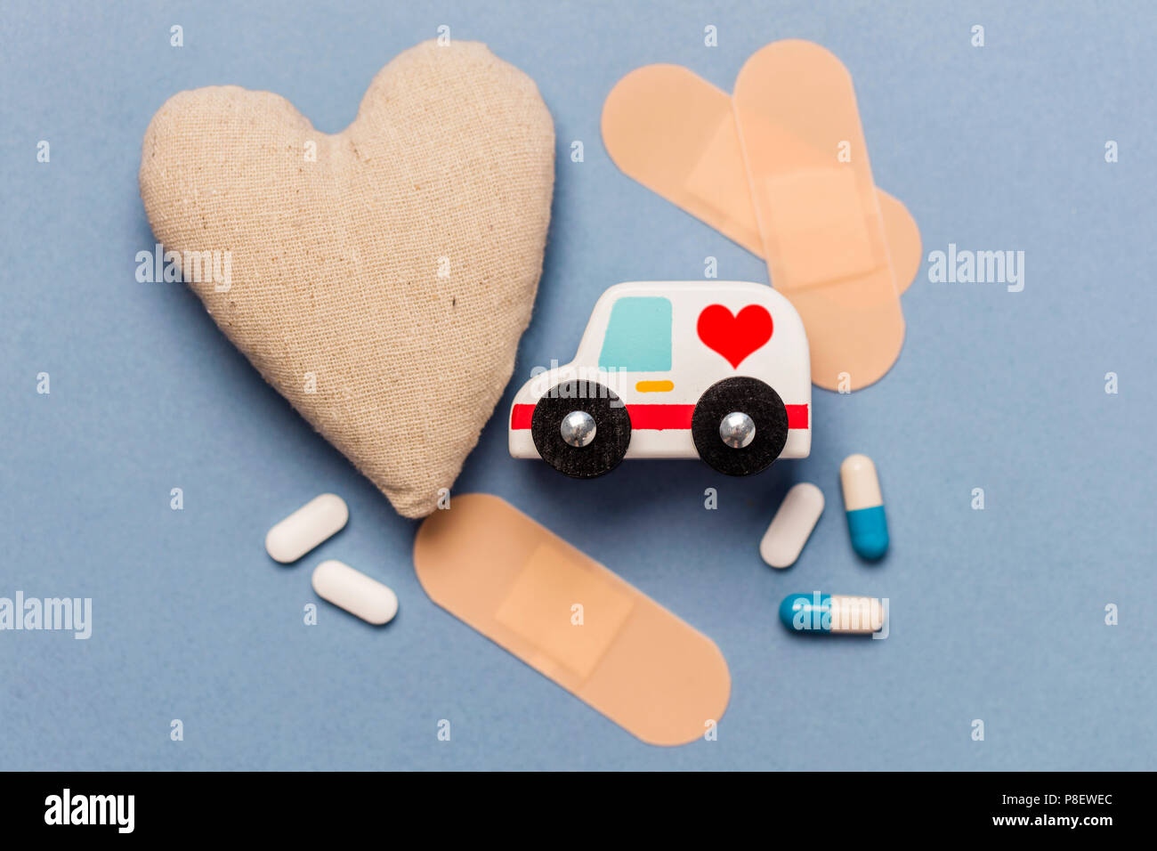 Healthcare overhead Flach mit Krankenwagen, Herzform, Tabletten und Pflaster Stockfoto