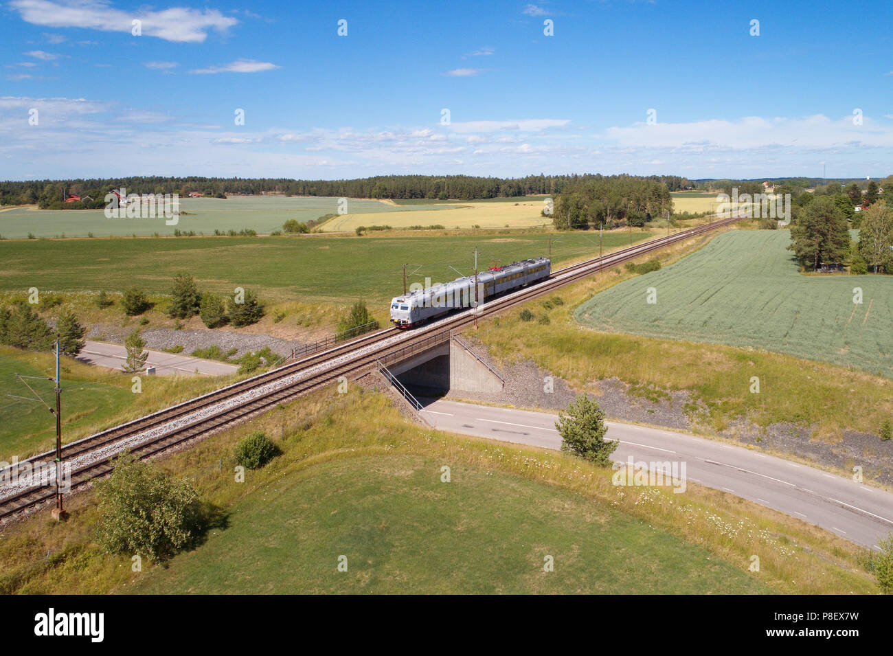 Linghem, Schweden - Juli 5, 2018: Eine einzige SJ elektrische Passagier multipel Unit Train hat die Brücke eine Straße überquerte. Stockfoto