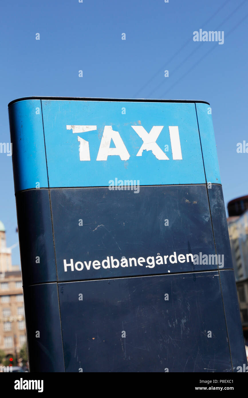 Kopenhagen, Dänemark - 27 Juni, 2018: Taxistand Zeichen außerhalb der Kopenhagener Hauptbahnhof entfernt. Stockfoto