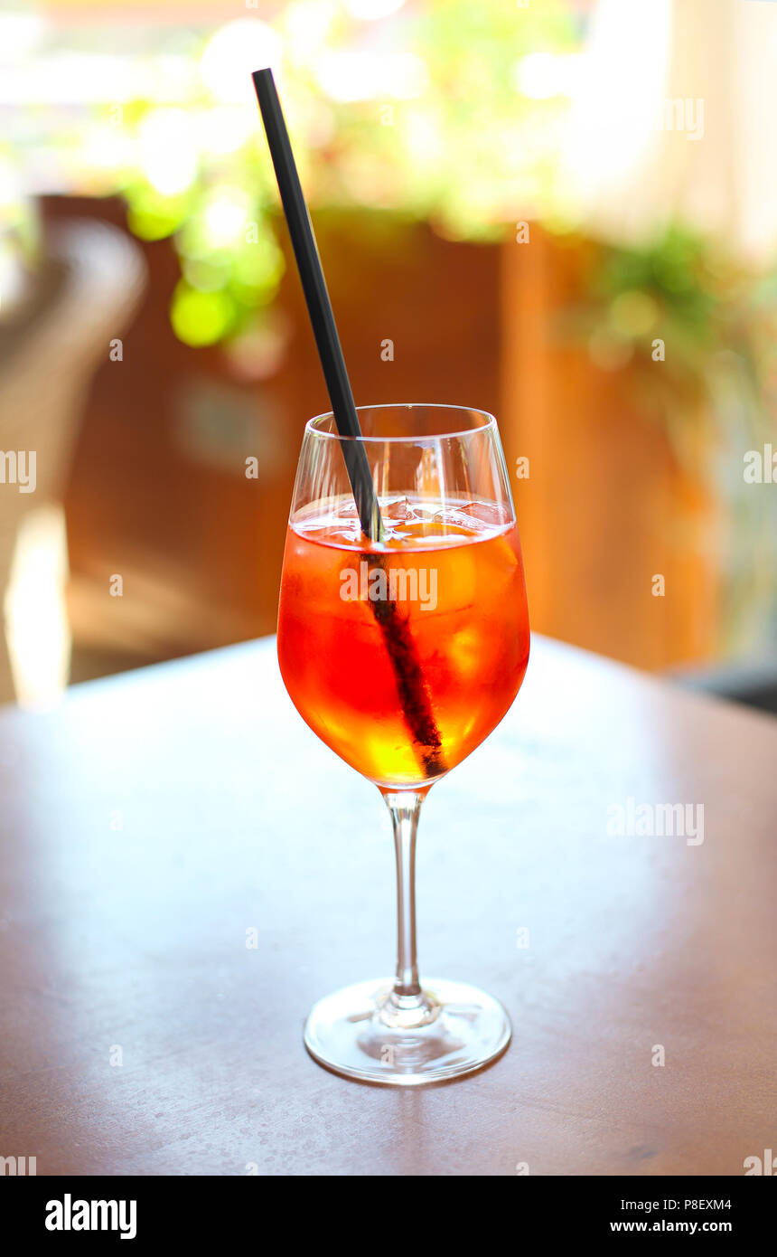 Cocktail Glas auf hölzernen Tisch outdoor Stockfoto