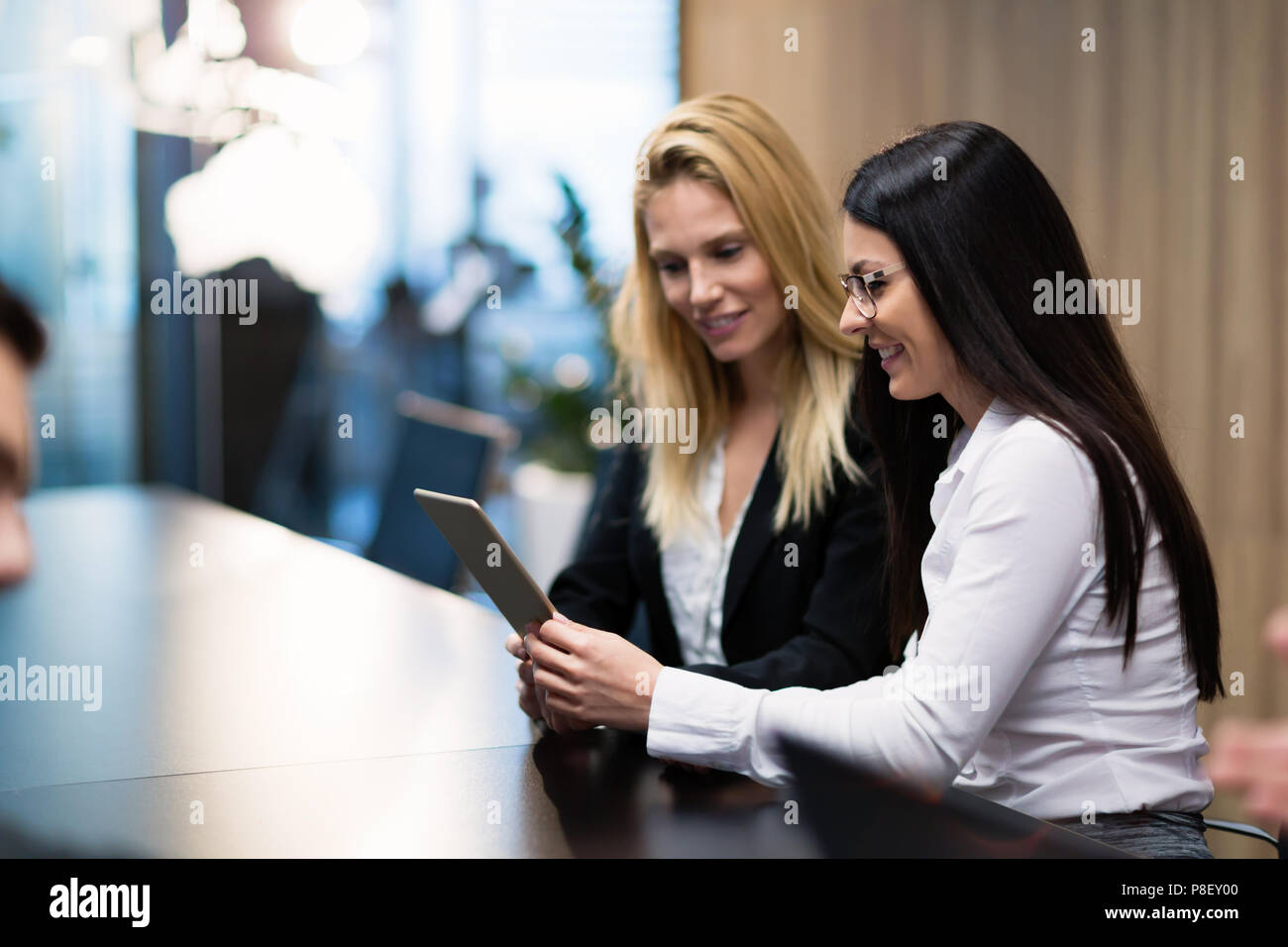 Zwei Geschäftsfrauen in Diskussion im Konferenzraum Stockfoto
