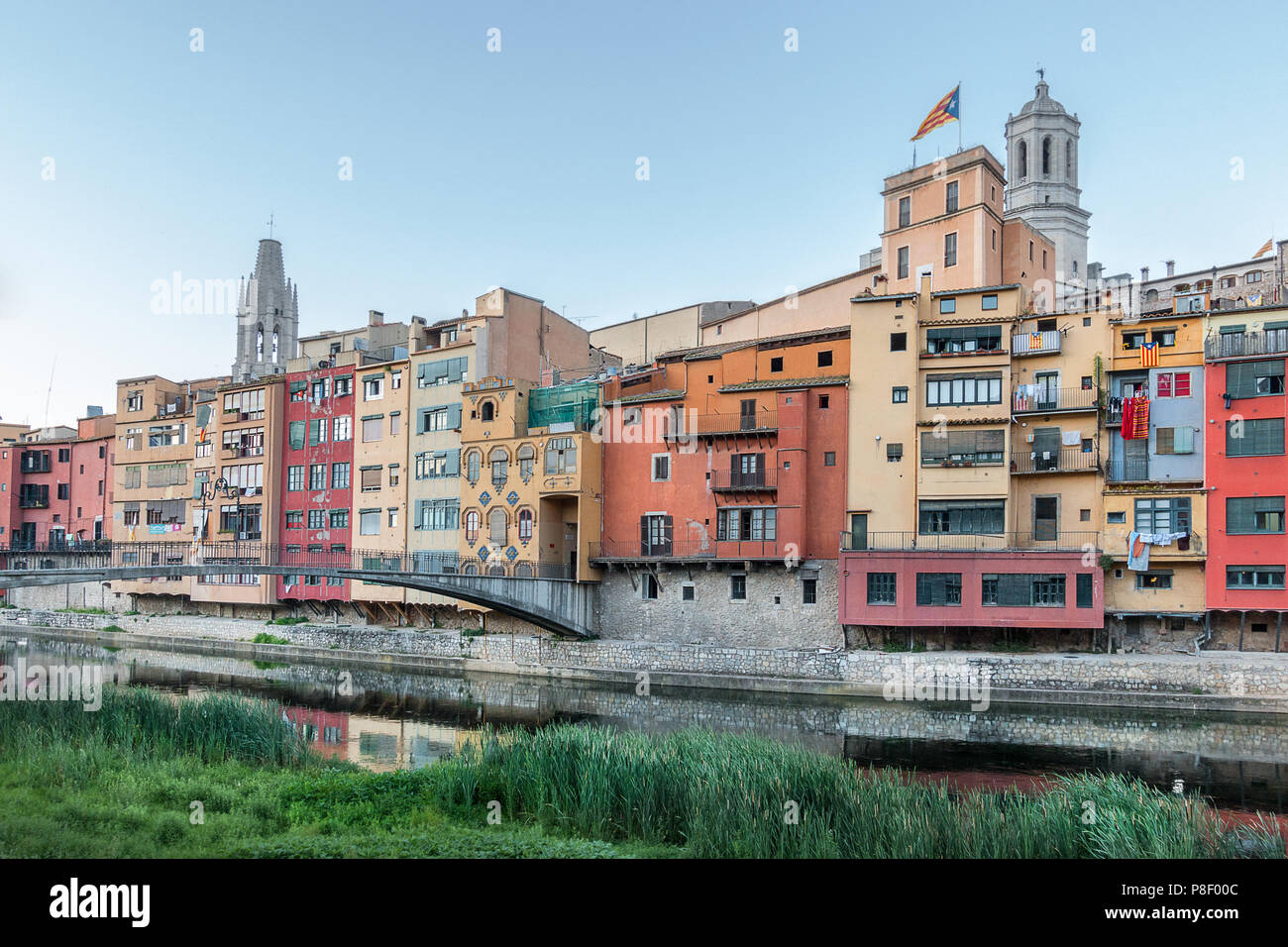 Auf der Suche des Onyar Fluss zum Jüdischen Viertel in Girona, Spanien Stockfoto