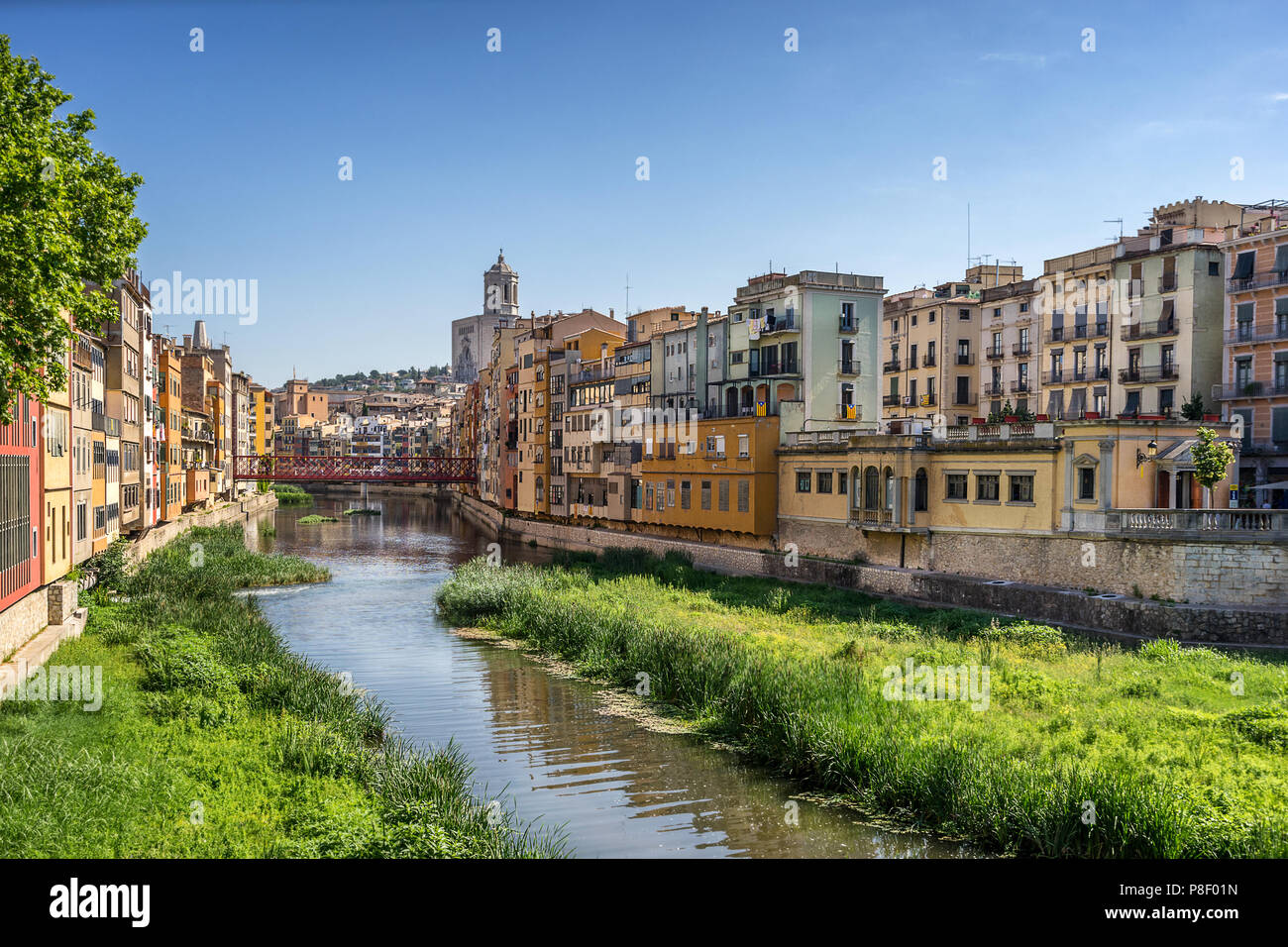 Bunte Häuser am Ufer des Flusses Onyar Girona Spanien Stockfoto